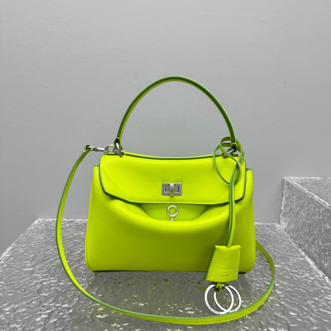 Mini版｛荧光绿色｝
𝐁𝐀𝐋𝐄𝐍𝐂𝐈𝐀𝐆𝐀 𝐑𝐎𝐃𝐄𝐎 手袋🗯️

新款可以说出道即巅峰，有是一神作，重新开创一种新的风格，慵懒塌塌的造型用在巴黎世家没有任何违和 ，有种桀骜不驯的感觉，夏季新推出的新款棕色手袋，触感柔软细腻，随着时间的沉淀会呈现独特的光泽感💫

款号：92866
尺寸：底长23x高10x宽8cm   p1180