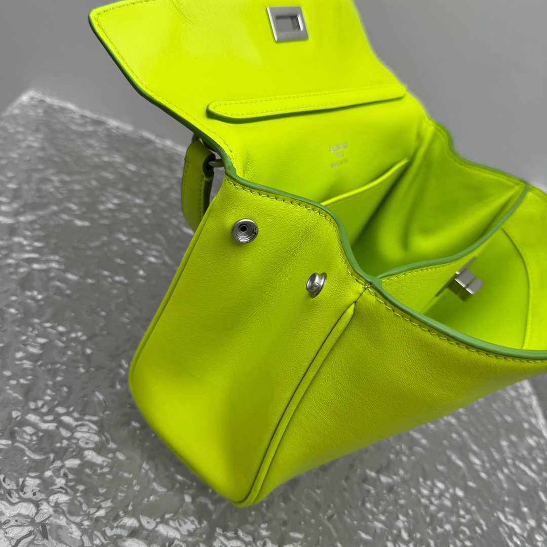 Mini版｛荧光绿色｝
𝐁𝐀𝐋𝐄𝐍𝐂𝐈𝐀𝐆𝐀 𝐑𝐎𝐃𝐄𝐎 手袋🗯️

新款可以说出道即巅峰，有是一神作，重新开创一种新的风格，慵懒塌塌的造型用在巴黎世家没有任何违和 ，有种桀骜不驯的感觉，夏季新推出的新款棕色手袋，触感柔软细腻，随着时间的沉淀会呈现独特的光泽感💫

款号：92866
尺寸：底长23x高10x宽8cm   p1180