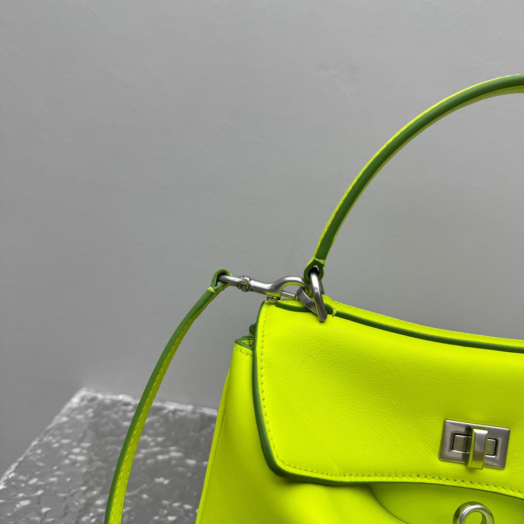 Mini版｛荧光绿色｝
𝐁𝐀𝐋𝐄𝐍𝐂𝐈𝐀𝐆𝐀 𝐑𝐎𝐃𝐄𝐎 手袋🗯️

新款可以说出道即巅峰，有是一神作，重新开创一种新的风格，慵懒塌塌的造型用在巴黎世家没有任何违和 ，有种桀骜不驯的感觉，夏季新推出的新款棕色手袋，触感柔软细腻，随着时间的沉淀会呈现独特的光泽感💫

款号：92866
尺寸：底长23x高10x宽8cm   p1180