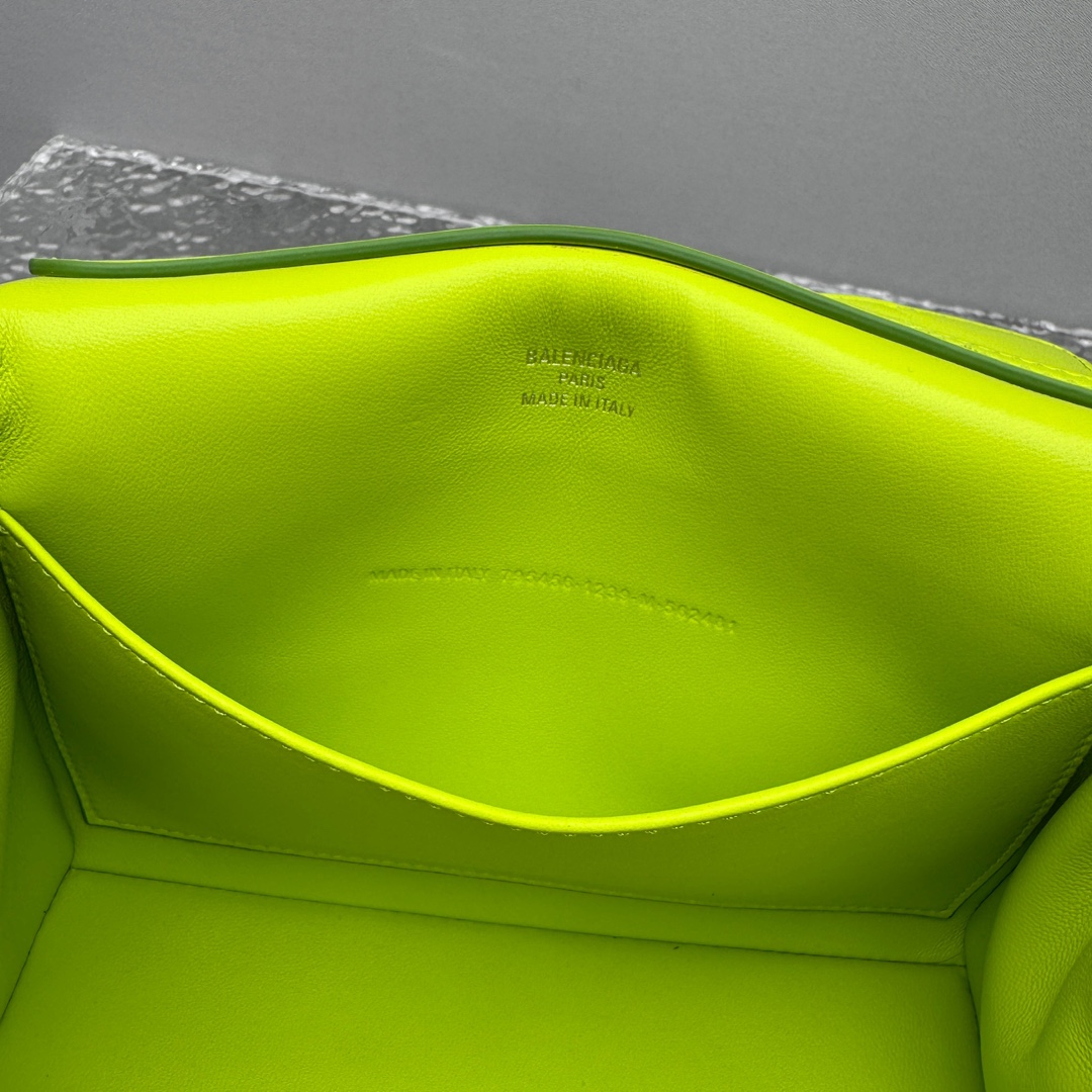 Mini版｛荧光绿色｝
𝐁𝐀𝐋𝐄𝐍𝐂𝐈𝐀𝐆𝐀 𝐑𝐎𝐃𝐄𝐎 手袋🗯️

新款可以说出道即巅峰，有是一神作，重新开创一种新的风格，慵懒塌塌的造型用在巴黎世家没有任何违和 ，有种桀骜不驯的感觉，夏季新推出的新款棕色手袋，触感柔软细腻，随着时间的沉淀会呈现独特的光泽感💫

款号：92866
尺寸：底长23x高10x宽8cm   p1180