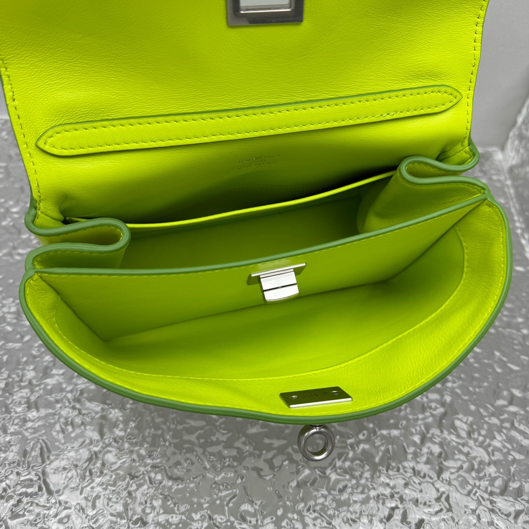 Mini版｛荧光绿色｝
𝐁𝐀𝐋𝐄𝐍𝐂𝐈𝐀𝐆𝐀 𝐑𝐎𝐃𝐄𝐎 手袋🗯️

新款可以说出道即巅峰，有是一神作，重新开创一种新的风格，慵懒塌塌的造型用在巴黎世家没有任何违和 ，有种桀骜不驯的感觉，夏季新推出的新款棕色手袋，触感柔软细腻，随着时间的沉淀会呈现独特的光泽感💫

款号：92866
尺寸：底长23x高10x宽8cm   p1180