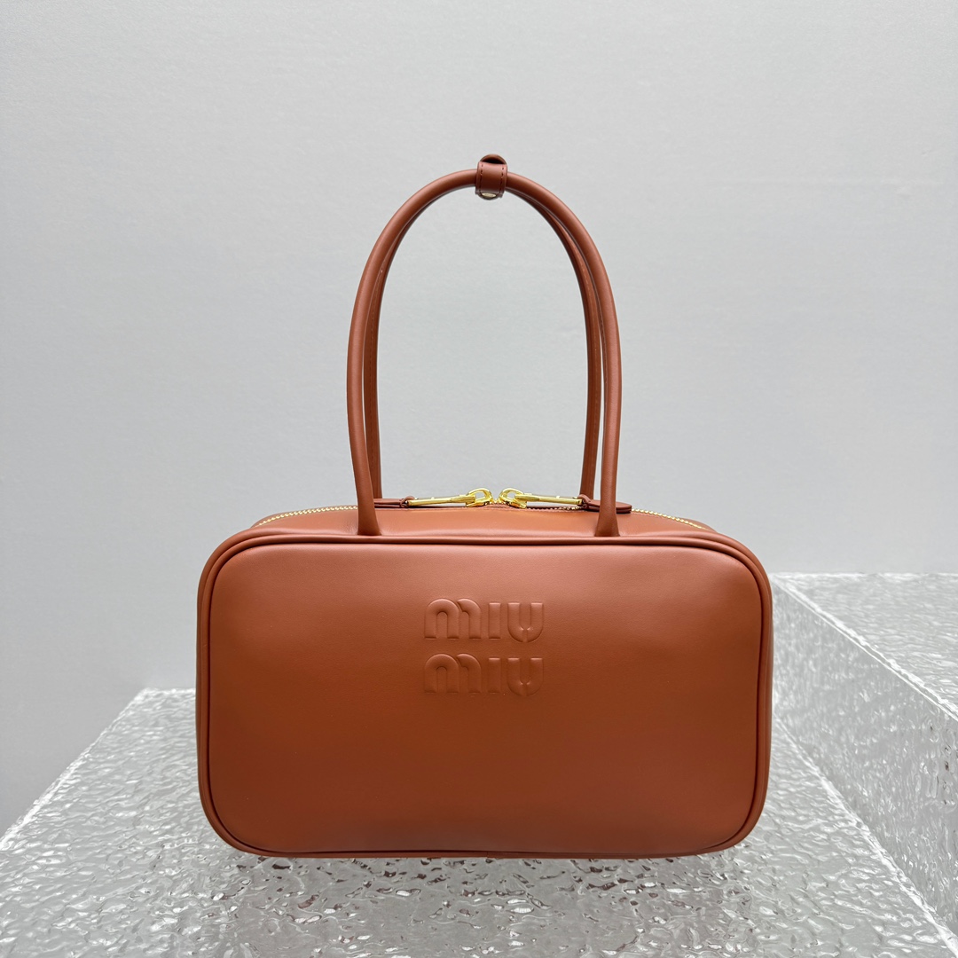Miu Miu Style Red Shoulder Bag Lookbook Reference image 2