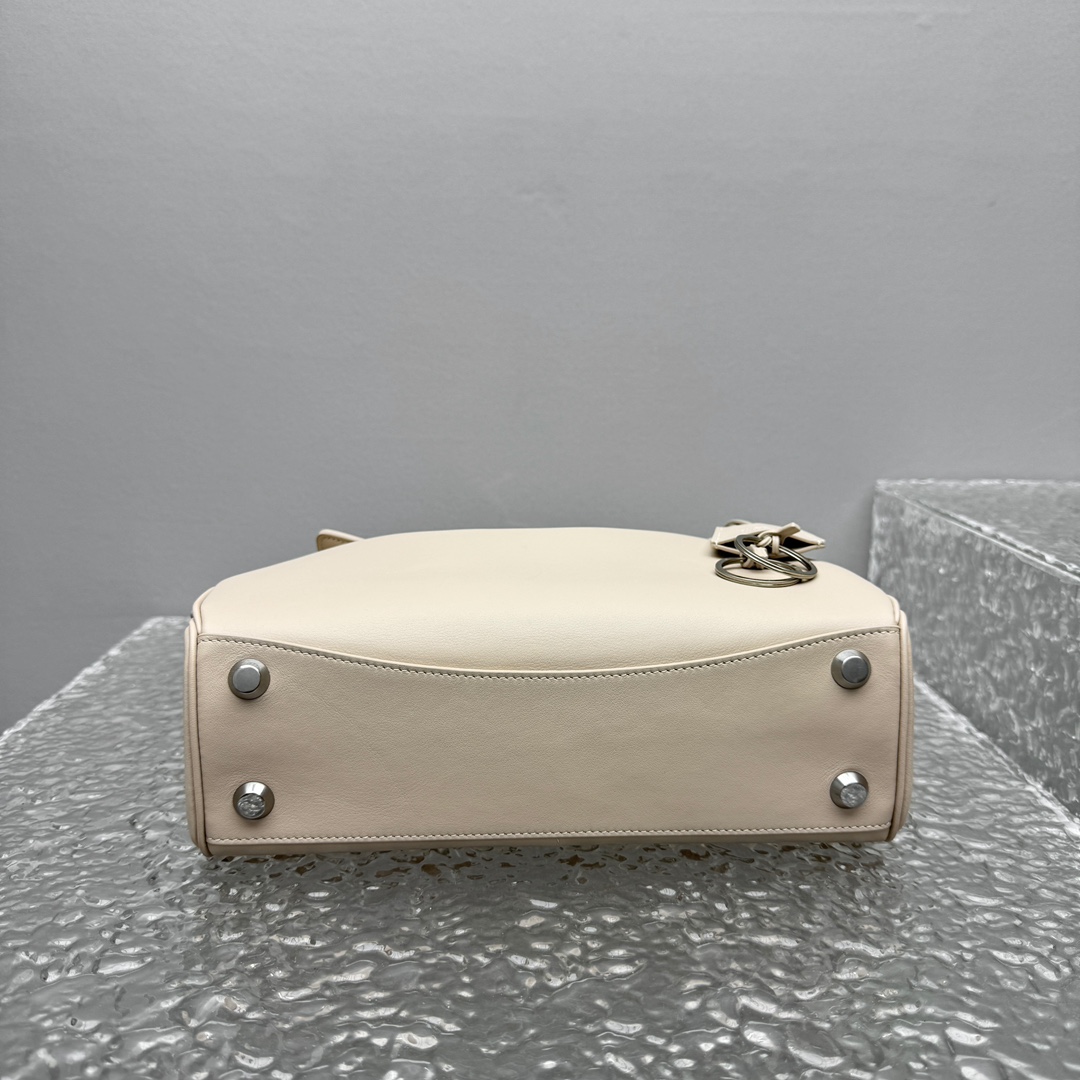 ｛小号杏仁色｝

𝐁𝐀𝐋𝐄𝐍𝐂𝐈𝐀𝐆➰𝐑𝐎𝐃𝐄𝐎 手袋
夏季新款 Rodeo 包身才有粒面牛皮，真的不要太好看！和平纹皮不同的质感 且更好打理 真心让人爱不释手，不得不说太会拿捏人心了‼️是价值与实用与工艺并存的包包，随手拎着就能融入穿搭～颜值直接出圈

款号：92866
小号尺寸：底长29x高20x宽10cm  p1380
