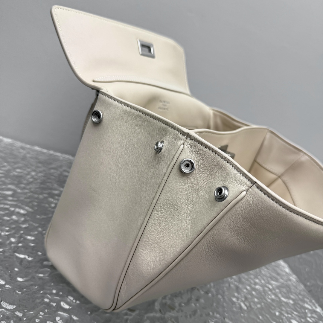 ｛小号杏仁色｝

𝐁𝐀𝐋𝐄𝐍𝐂𝐈𝐀𝐆➰𝐑𝐎𝐃𝐄𝐎 手袋
夏季新款 Rodeo 包身才有粒面牛皮，真的不要太好看！和平纹皮不同的质感 且更好打理 真心让人爱不释手，不得不说太会拿捏人心了‼️是价值与实用与工艺并存的包包，随手拎着就能融入穿搭～颜值直接出圈

款号：92866
小号尺寸：底长29x高20x宽10cm  p1380
