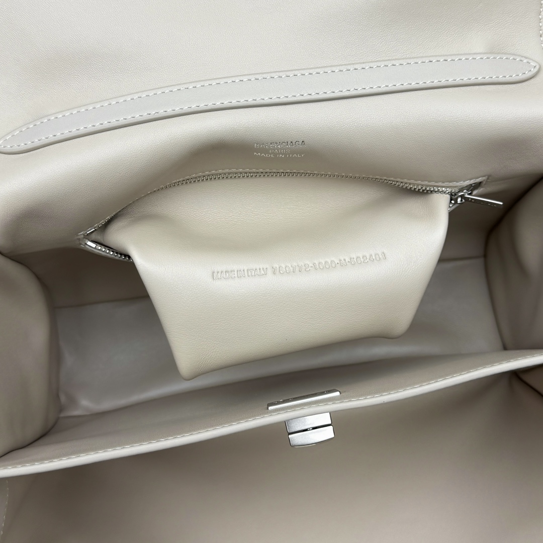 ｛小号杏仁色｝

𝐁𝐀𝐋𝐄𝐍𝐂𝐈𝐀𝐆➰𝐑𝐎𝐃𝐄𝐎 手袋
夏季新款 Rodeo 包身才有粒面牛皮，真的不要太好看！和平纹皮不同的质感 且更好打理 真心让人爱不释手，不得不说太会拿捏人心了‼️是价值与实用与工艺并存的包包，随手拎着就能融入穿搭～颜值直接出圈

款号：92866
小号尺寸：底长29x高20x宽10cm  p1380
