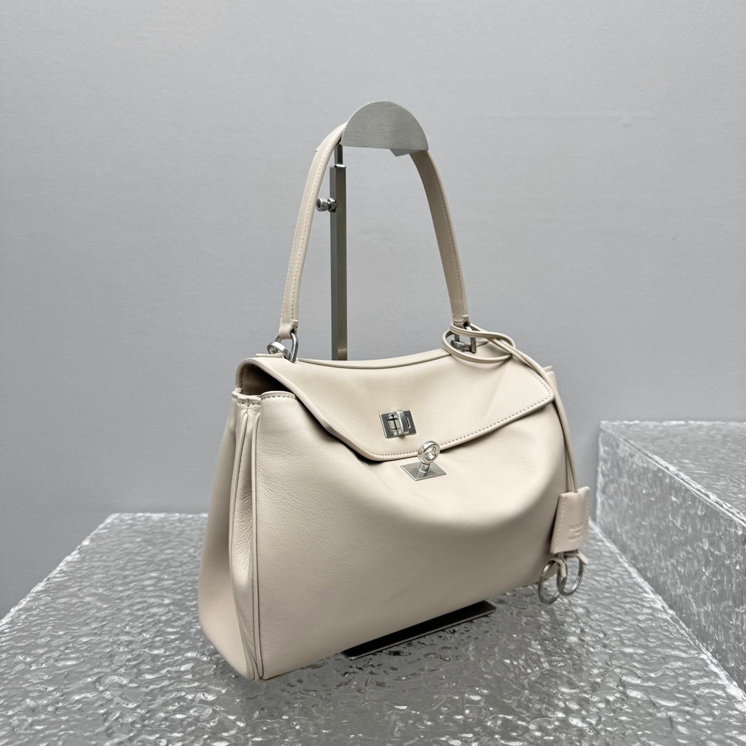 ｛小号杏仁色｝

𝐁𝐀𝐋𝐄𝐍𝐂𝐈𝐀𝐆➰𝐑𝐎𝐃𝐄𝐎 手袋
夏季新款 Rodeo 包身才有粒面牛皮，真的不要太好看！和平纹皮不同的质感 且更好打理 真心让人爱不释手，不得不说太会拿捏人心了‼️是价值与实用与工艺并存的包包，随手拎着就能融入穿搭～颜值直接出圈

款号：92866
小号尺寸：底长29x高20x宽10cm  p1380
