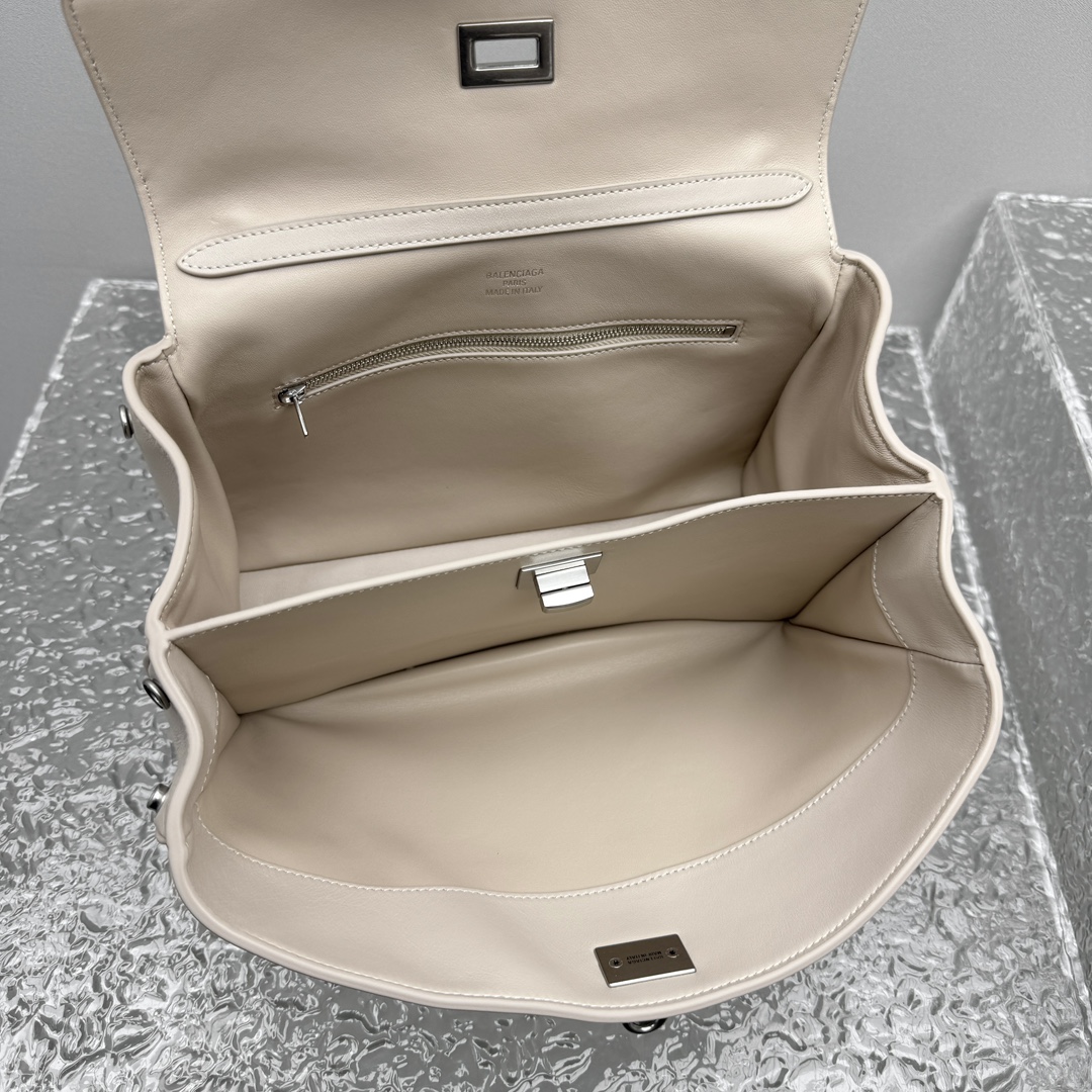 ｛小号杏仁色｝

𝐁𝐀𝐋𝐄𝐍𝐂𝐈𝐀𝐆➰𝐑𝐎𝐃𝐄𝐎 手袋
夏季新款 Rodeo 包身才有粒面牛皮，真的不要太好看！和平纹皮不同的质感 且更好打理 真心让人爱不释手，不得不说太会拿捏人心了‼️是价值与实用与工艺并存的包包，随手拎着就能融入穿搭～颜值直接出圈

款号：92866
小号尺寸：底长29x高20x宽10cm  p1380
