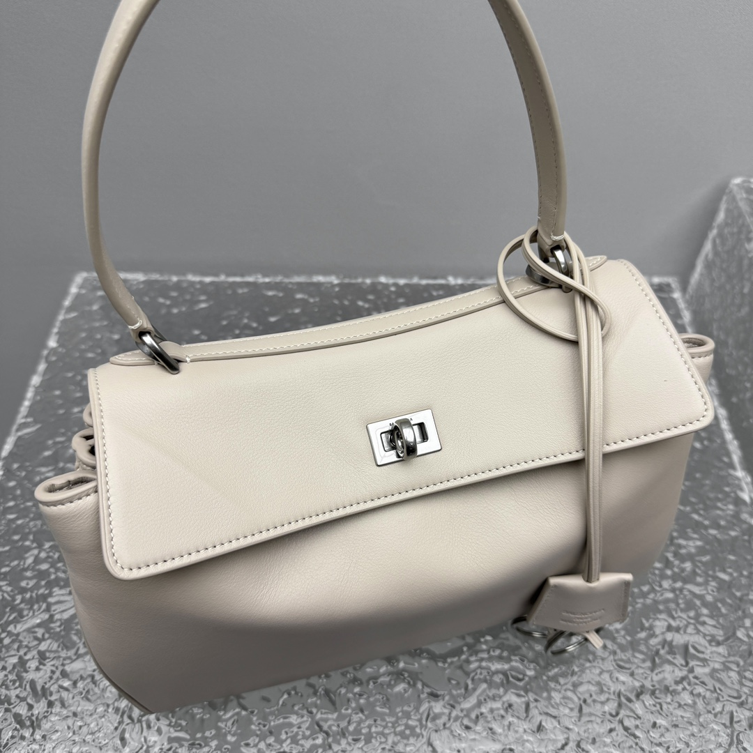 ｛小号杏仁色｝

𝐁𝐀𝐋𝐄𝐍𝐂𝐈𝐀𝐆➰𝐑𝐎𝐃𝐄𝐎 手袋
夏季新款 Rodeo 包身才有粒面牛皮，真的不要太好看！和平纹皮不同的质感 且更好打理 真心让人爱不释手，不得不说太会拿捏人心了‼️是价值与实用与工艺并存的包包，随手拎着就能融入穿搭～颜值直接出圈

款号：92866
小号尺寸：底长29x高20x宽10cm  p1380
