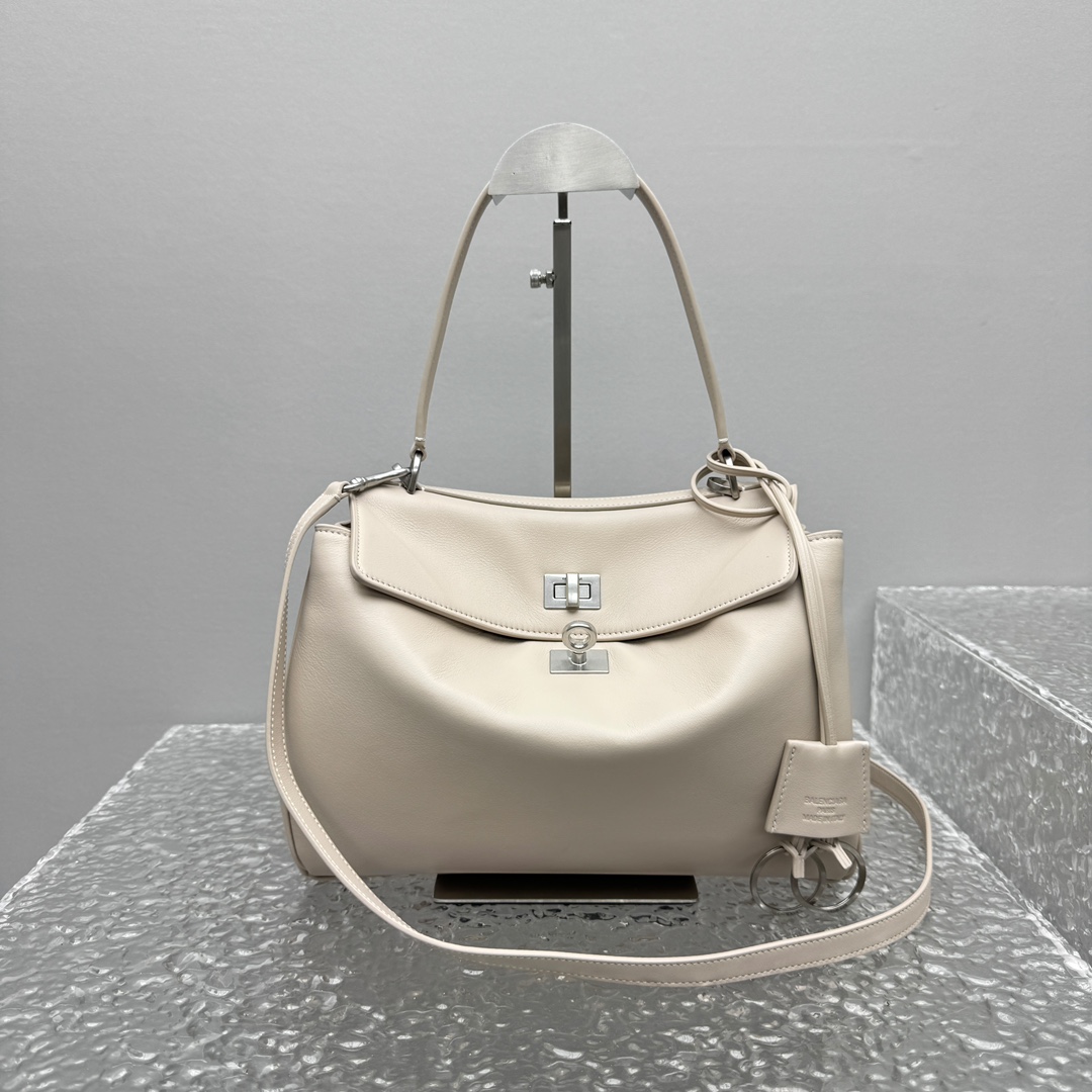 ｛小号杏仁色｝

𝐁𝐀𝐋𝐄𝐍𝐂𝐈𝐀𝐆➰𝐑𝐎𝐃𝐄𝐎 手袋
夏季新款 Rodeo 包身才有粒面牛皮，真的不要太好看！和平纹皮不同的质感 且更好打理 真心让人爱不释手，不得不说太会拿捏人心了‼️是价值与实用与工艺并存的包包，随手拎着就能融入穿搭～颜值直接出圈

款号：92866
小号尺寸：底长29x高20x宽10cm  p1380
