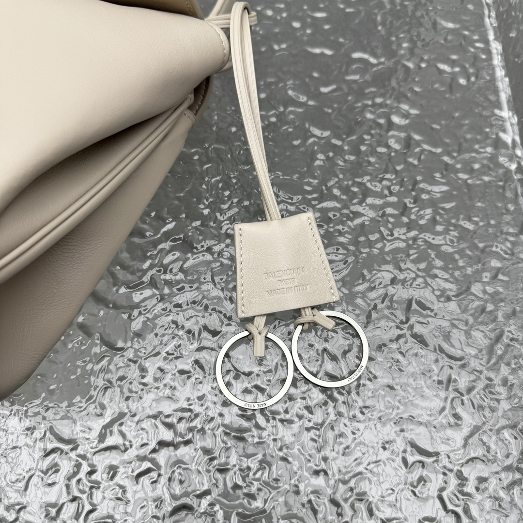 ｛小号杏仁色｝

𝐁𝐀𝐋𝐄𝐍𝐂𝐈𝐀𝐆➰𝐑𝐎𝐃𝐄𝐎 手袋
夏季新款 Rodeo 包身才有粒面牛皮，真的不要太好看！和平纹皮不同的质感 且更好打理 真心让人爱不释手，不得不说太会拿捏人心了‼️是价值与实用与工艺并存的包包，随手拎着就能融入穿搭～颜值直接出圈

款号：92866
小号尺寸：底长29x高20x宽10cm  p1380
