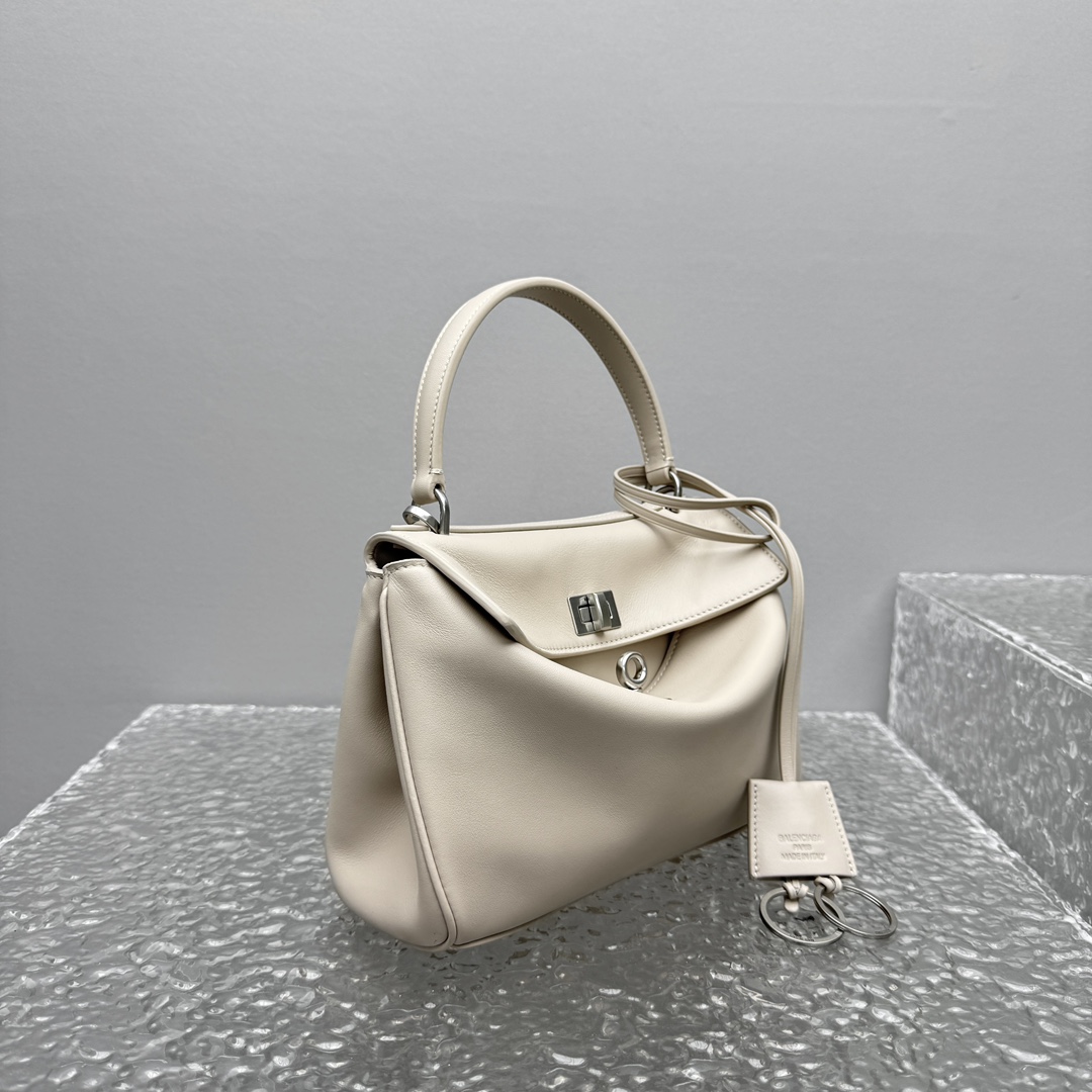 Mini版｛杏仁色｝
𝐁𝐀𝐋𝐄𝐍𝐂𝐈𝐀𝐆𝐀 𝐑𝐎𝐃𝐄𝐎 手袋🗯️

新款可以说出道即巅峰，有是一神作，重新开创一种新的风格，慵懒塌塌的造型用在巴黎世家没有任何违和 ，有种桀骜不驯的感觉，夏季新推出的新款棕色手袋，触感柔软细腻，随着时间的沉淀会呈现独特的光泽感💫

款号：92866
尺寸：底长23x高10x宽8cm  p1180