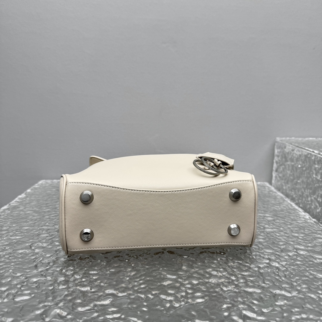 Mini版｛杏仁色｝
𝐁𝐀𝐋𝐄𝐍𝐂𝐈𝐀𝐆𝐀 𝐑𝐎𝐃𝐄𝐎 手袋🗯️

新款可以说出道即巅峰，有是一神作，重新开创一种新的风格，慵懒塌塌的造型用在巴黎世家没有任何违和 ，有种桀骜不驯的感觉，夏季新推出的新款棕色手袋，触感柔软细腻，随着时间的沉淀会呈现独特的光泽感💫

款号：92866
尺寸：底长23x高10x宽8cm  p1180