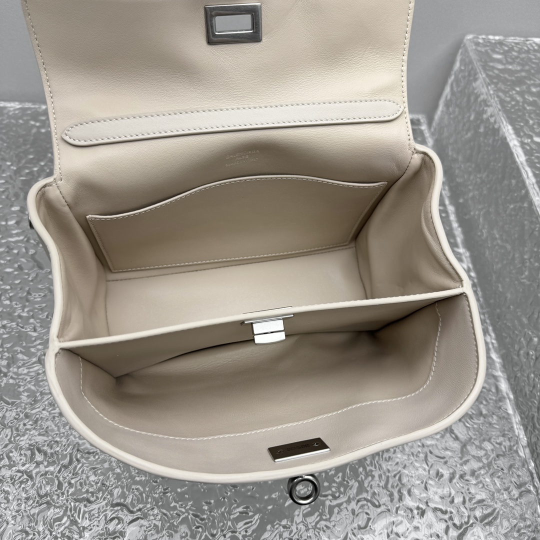 Mini版｛杏仁色｝
𝐁𝐀𝐋𝐄𝐍𝐂𝐈𝐀𝐆𝐀 𝐑𝐎𝐃𝐄𝐎 手袋🗯️

新款可以说出道即巅峰，有是一神作，重新开创一种新的风格，慵懒塌塌的造型用在巴黎世家没有任何违和 ，有种桀骜不驯的感觉，夏季新推出的新款棕色手袋，触感柔软细腻，随着时间的沉淀会呈现独特的光泽感💫

款号：92866
尺寸：底长23x高10x宽8cm  p1180