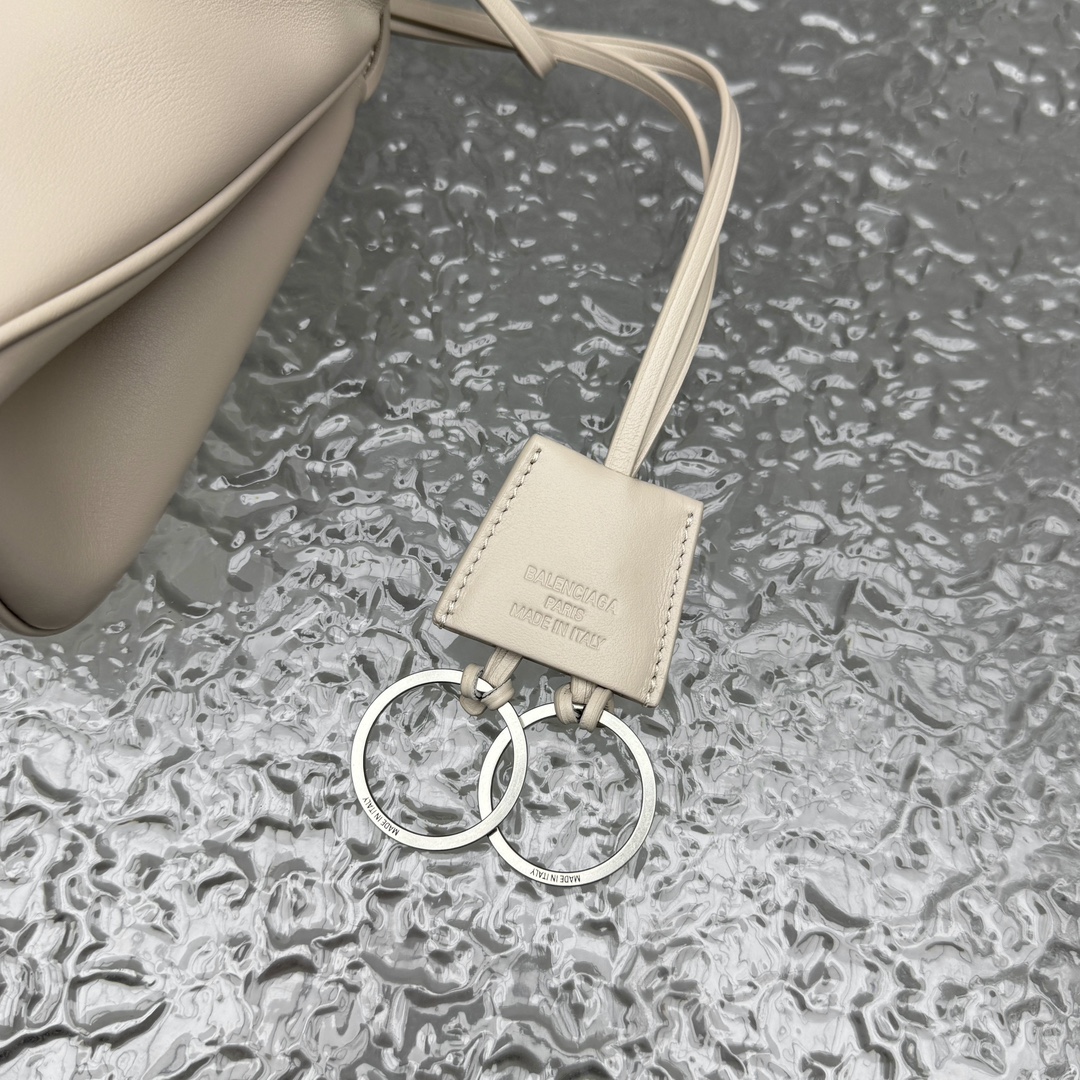 Mini版｛杏仁色｝
𝐁𝐀𝐋𝐄𝐍𝐂𝐈𝐀𝐆𝐀 𝐑𝐎𝐃𝐄𝐎 手袋🗯️

新款可以说出道即巅峰，有是一神作，重新开创一种新的风格，慵懒塌塌的造型用在巴黎世家没有任何违和 ，有种桀骜不驯的感觉，夏季新推出的新款棕色手袋，触感柔软细腻，随着时间的沉淀会呈现独特的光泽感💫

款号：92866
尺寸：底长23x高10x宽8cm  p1180