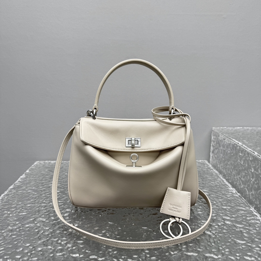 Mini版｛杏仁色｝
𝐁𝐀𝐋𝐄𝐍𝐂𝐈𝐀𝐆𝐀 𝐑𝐎𝐃𝐄𝐎 手袋🗯️

新款可以说出道即巅峰，有是一神作，重新开创一种新的风格，慵懒塌塌的造型用在巴黎世家没有任何违和 ，有种桀骜不驯的感觉，夏季新推出的新款棕色手袋，触感柔软细腻，随着时间的沉淀会呈现独特的光泽感💫

款号：92866
尺寸：底长23x高10x宽8cm  p1180