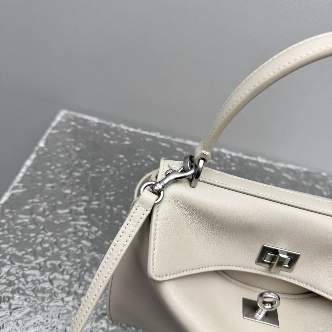 Mini版｛杏仁色｝
𝐁𝐀𝐋𝐄𝐍𝐂𝐈𝐀𝐆𝐀 𝐑𝐎𝐃𝐄𝐎 手袋🗯️

新款可以说出道即巅峰，有是一神作，重新开创一种新的风格，慵懒塌塌的造型用在巴黎世家没有任何违和 ，有种桀骜不驯的感觉，夏季新推出的新款棕色手袋，触感柔软细腻，随着时间的沉淀会呈现独特的光泽感💫

款号：92866
尺寸：底长23x高10x宽8cm  p1180