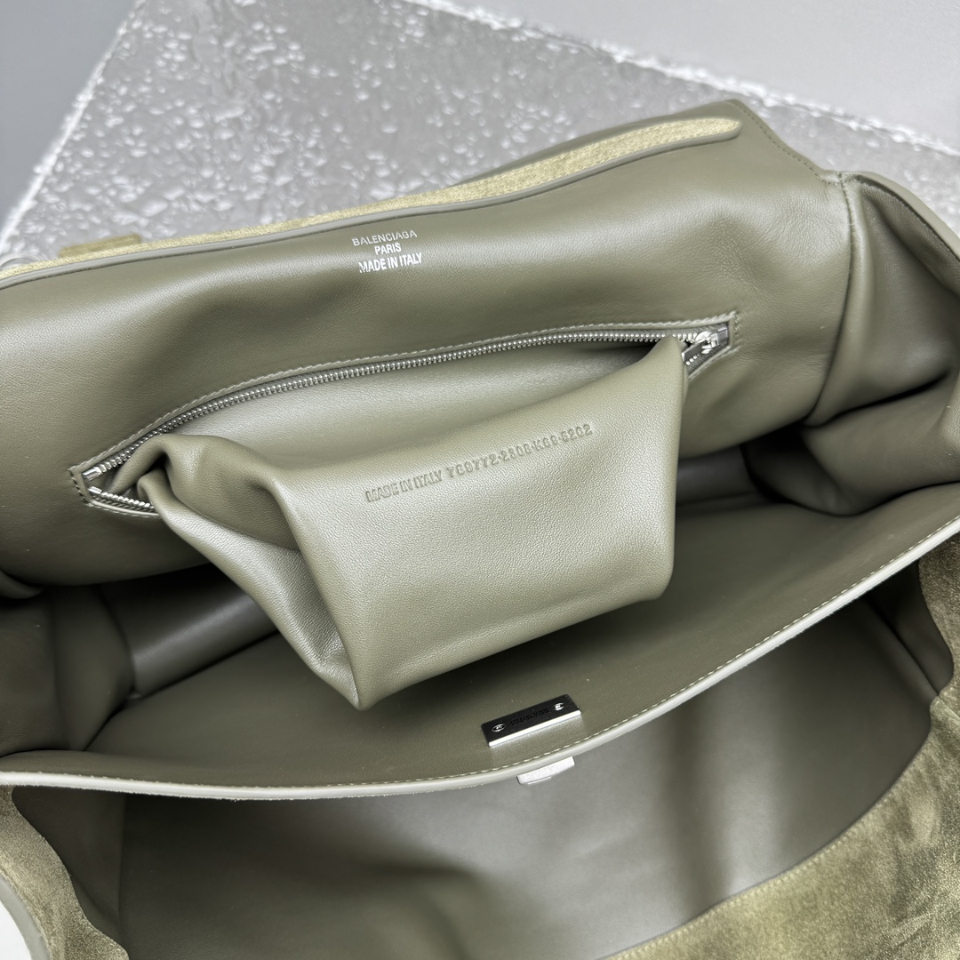 ｛中号磨砂苔藓色｝

𝐁𝐀𝐋𝐄𝐍𝐂𝐈𝐀𝐆➰𝐑𝐎𝐃𝐄𝐎 手袋
一眼就被这只巴黎世家rodeo麂皮包包狠狠拿捏 秋冬的颜色加上质感满满的麂皮材质，搭配简约金属扣，随性又不失精致，大容量设计超适合通勤或出游，背上去像把“高级感”焊在身上～

款号：92866
中号尺寸：底长35x高23x宽11cm  p1680