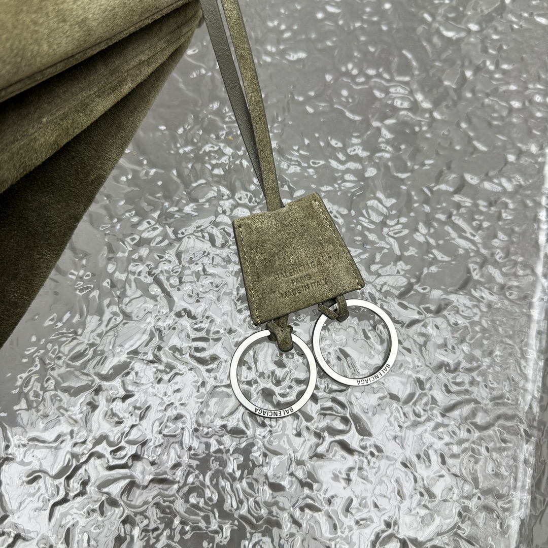 ｛中号磨砂苔藓色｝

𝐁𝐀𝐋𝐄𝐍𝐂𝐈𝐀𝐆➰𝐑𝐎𝐃𝐄𝐎 手袋
一眼就被这只巴黎世家rodeo麂皮包包狠狠拿捏 秋冬的颜色加上质感满满的麂皮材质，搭配简约金属扣，随性又不失精致，大容量设计超适合通勤或出游，背上去像把“高级感”焊在身上～

款号：92866
中号尺寸：底长35x高23x宽11cm  p1680