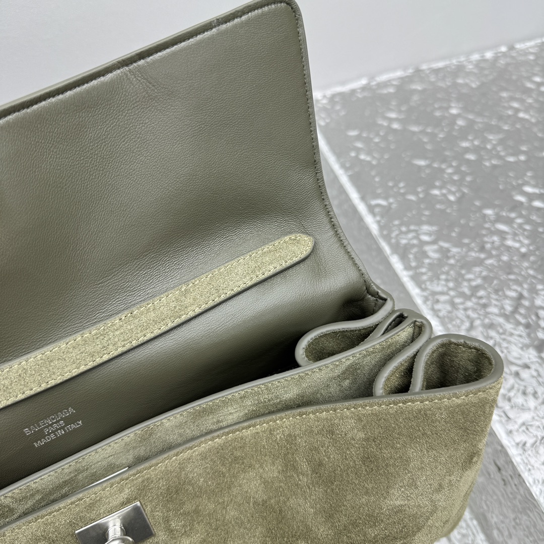 ｛中号磨砂苔藓色｝

𝐁𝐀𝐋𝐄𝐍𝐂𝐈𝐀𝐆➰𝐑𝐎𝐃𝐄𝐎 手袋
一眼就被这只巴黎世家rodeo麂皮包包狠狠拿捏 秋冬的颜色加上质感满满的麂皮材质，搭配简约金属扣，随性又不失精致，大容量设计超适合通勤或出游，背上去像把“高级感”焊在身上～

款号：92866
中号尺寸：底长35x高23x宽11cm  p1680