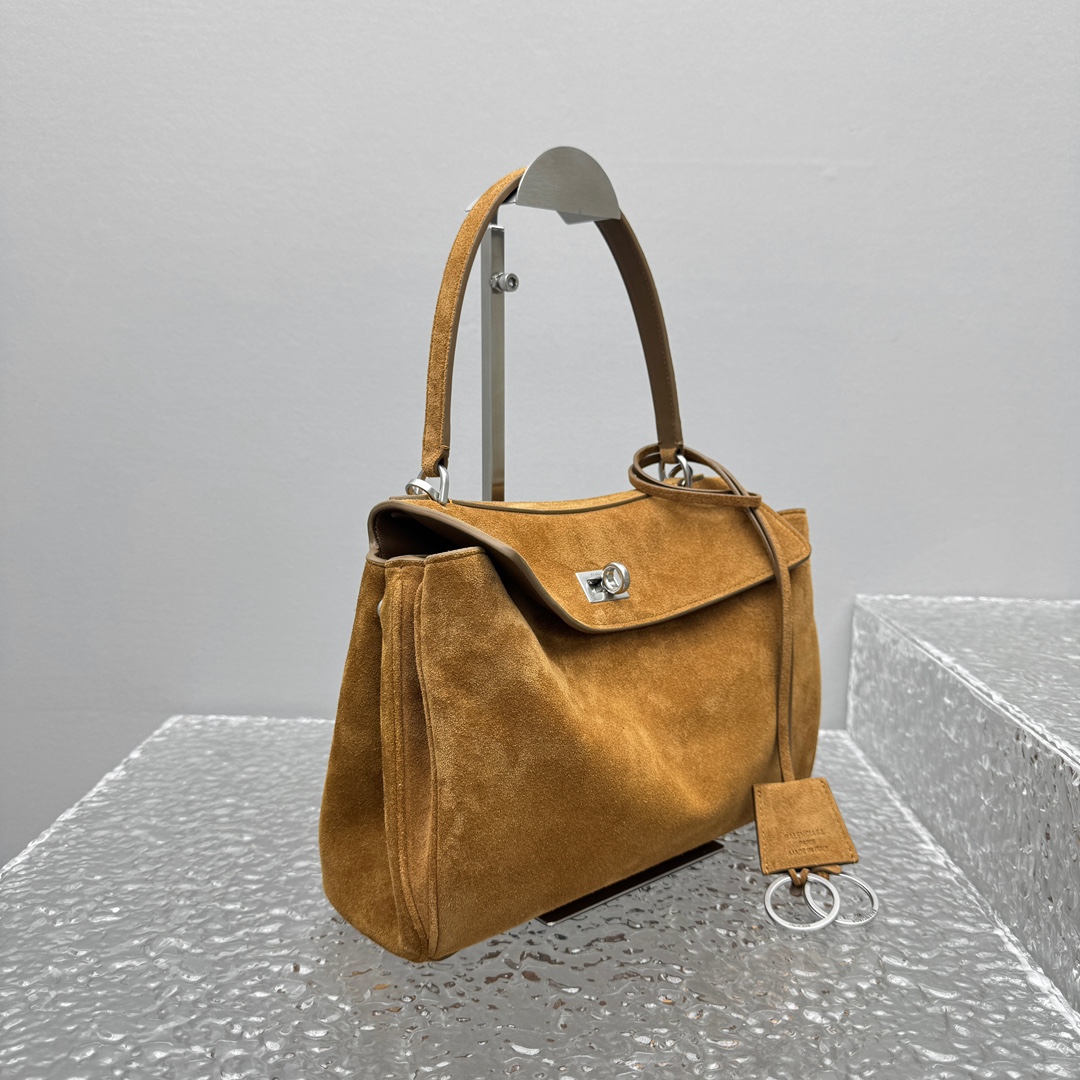 ｛小号磨砂焦糖色｝

𝐁𝐀𝐋𝐄𝐍𝐂𝐈𝐀𝐆➰𝐑𝐎𝐃𝐄𝐎 手袋
一眼就被这只巴黎世家rodeo麂皮包包狠狠拿捏 秋冬的颜色加上质感满满的麂皮材质，搭配简约金属扣，随性又不失精致，大容量设计超适合通勤或出游，背上去像把“高级感”焊在身上～

款号：92866
小号尺寸：底长29x高20x宽10cm p1380