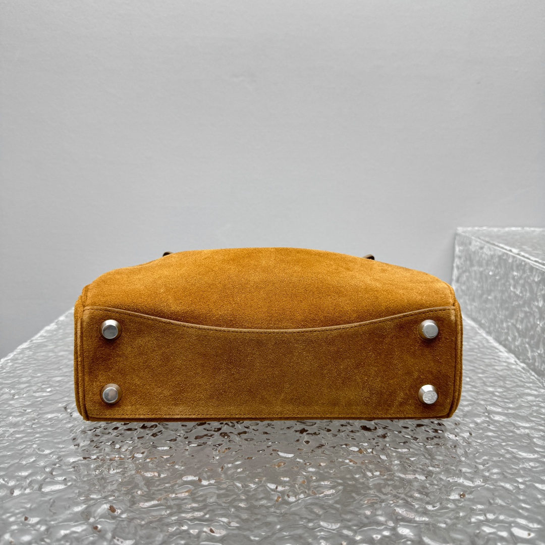 ｛小号磨砂焦糖色｝

𝐁𝐀𝐋𝐄𝐍𝐂𝐈𝐀𝐆➰𝐑𝐎𝐃𝐄𝐎 手袋
一眼就被这只巴黎世家rodeo麂皮包包狠狠拿捏 秋冬的颜色加上质感满满的麂皮材质，搭配简约金属扣，随性又不失精致，大容量设计超适合通勤或出游，背上去像把“高级感”焊在身上～

款号：92866
小号尺寸：底长29x高20x宽10cm p1380