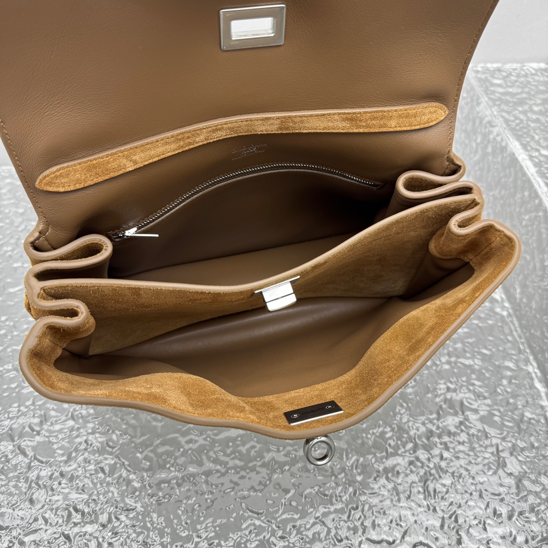 ｛小号磨砂焦糖色｝

𝐁𝐀𝐋𝐄𝐍𝐂𝐈𝐀𝐆➰𝐑𝐎𝐃𝐄𝐎 手袋
一眼就被这只巴黎世家rodeo麂皮包包狠狠拿捏 秋冬的颜色加上质感满满的麂皮材质，搭配简约金属扣，随性又不失精致，大容量设计超适合通勤或出游，背上去像把“高级感”焊在身上～

款号：92866
小号尺寸：底长29x高20x宽10cm p1380