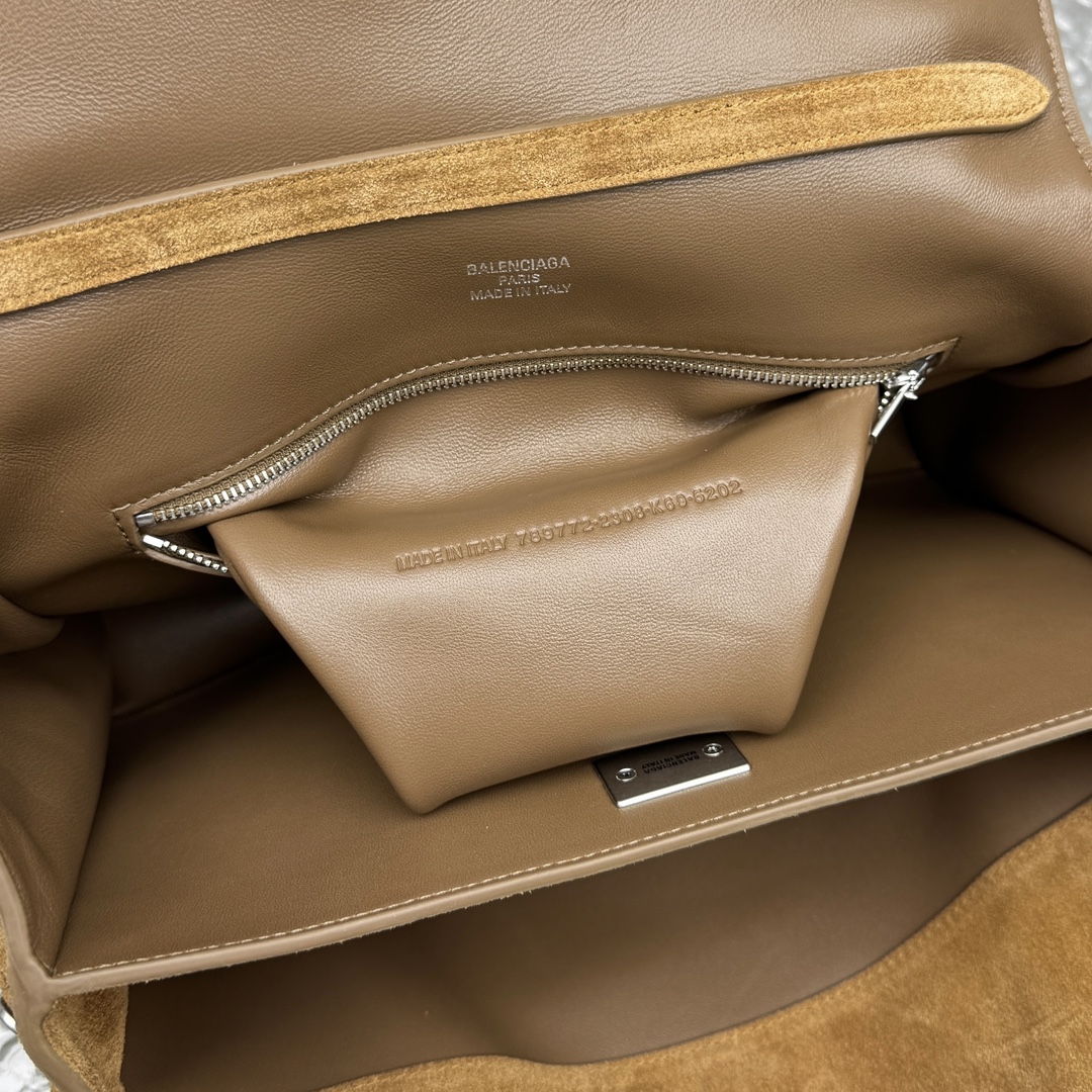 ｛小号磨砂焦糖色｝

𝐁𝐀𝐋𝐄𝐍𝐂𝐈𝐀𝐆➰𝐑𝐎𝐃𝐄𝐎 手袋
一眼就被这只巴黎世家rodeo麂皮包包狠狠拿捏 秋冬的颜色加上质感满满的麂皮材质，搭配简约金属扣，随性又不失精致，大容量设计超适合通勤或出游，背上去像把“高级感”焊在身上～

款号：92866
小号尺寸：底长29x高20x宽10cm p1380