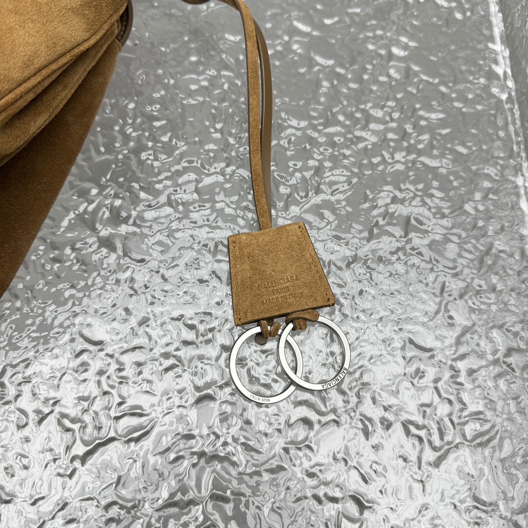 ｛小号磨砂焦糖色｝

𝐁𝐀𝐋𝐄𝐍𝐂𝐈𝐀𝐆➰𝐑𝐎𝐃𝐄𝐎 手袋
一眼就被这只巴黎世家rodeo麂皮包包狠狠拿捏 秋冬的颜色加上质感满满的麂皮材质，搭配简约金属扣，随性又不失精致，大容量设计超适合通勤或出游，背上去像把“高级感”焊在身上～

款号：92866
小号尺寸：底长29x高20x宽10cm p1380