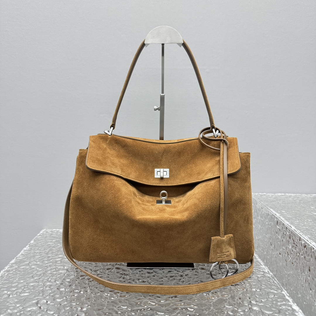 ｛中号磨砂焦糖色｝

𝐁𝐀𝐋𝐄𝐍𝐂𝐈𝐀𝐆➰𝐑𝐎𝐃𝐄𝐎 手袋
一眼就被这只巴黎世家rodeo麂皮包包狠狠拿捏 秋冬的颜色加上质感满满的麂皮材质，搭配简约金属扣，随性又不失精致，大容量设计超适合通勤或出游，背上去像把“高级感”焊在身上～

款号：92866
中号尺寸：底长35x高23x宽11cm  p1680

