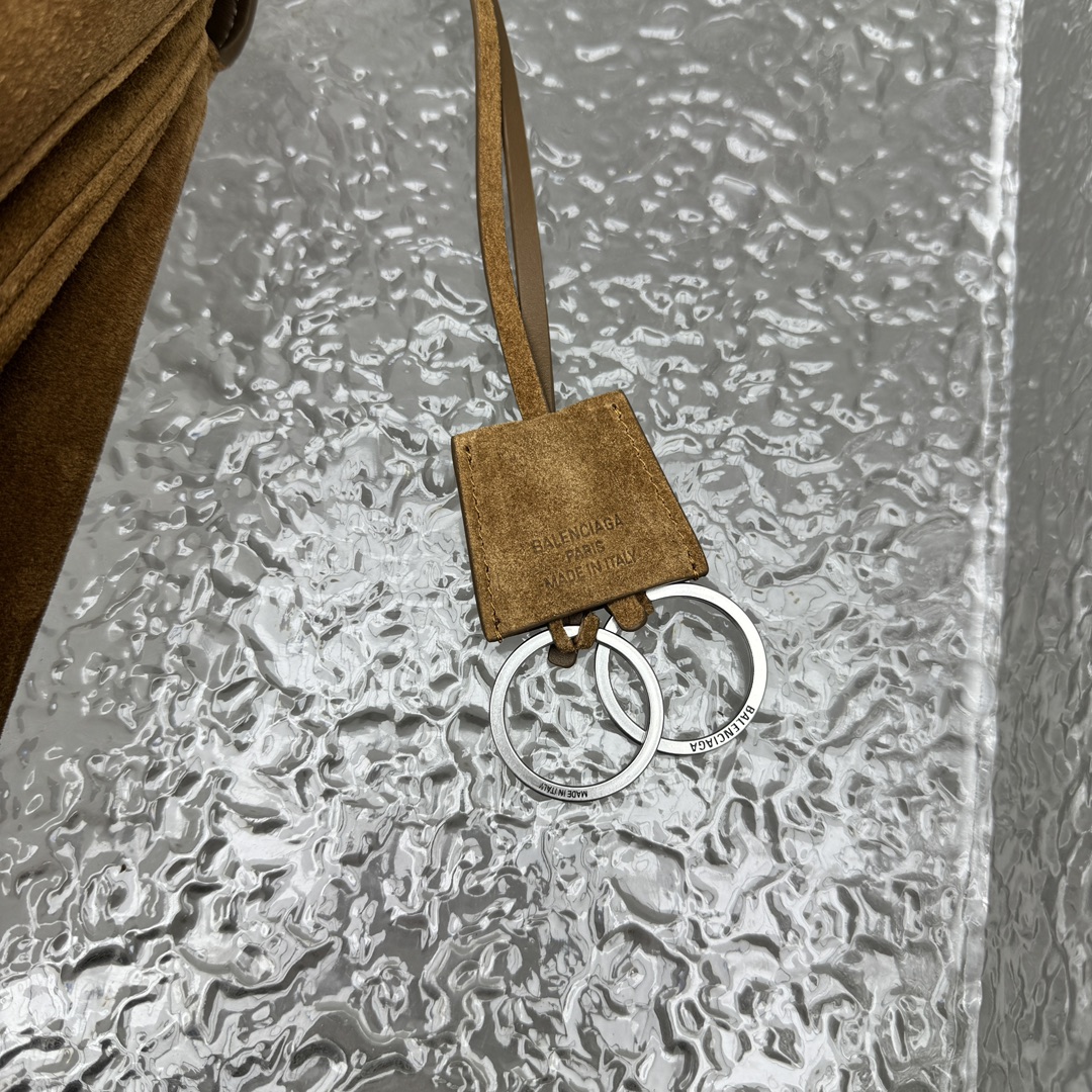 ｛中号磨砂焦糖色｝

𝐁𝐀𝐋𝐄𝐍𝐂𝐈𝐀𝐆➰𝐑𝐎𝐃𝐄𝐎 手袋
一眼就被这只巴黎世家rodeo麂皮包包狠狠拿捏 秋冬的颜色加上质感满满的麂皮材质，搭配简约金属扣，随性又不失精致，大容量设计超适合通勤或出游，背上去像把“高级感”焊在身上～

款号：92866
中号尺寸：底长35x高23x宽11cm  p1680

