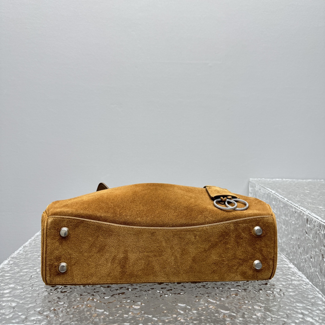 ｛中号磨砂焦糖色｝

𝐁𝐀𝐋𝐄𝐍𝐂𝐈𝐀𝐆➰𝐑𝐎𝐃𝐄𝐎 手袋
一眼就被这只巴黎世家rodeo麂皮包包狠狠拿捏 秋冬的颜色加上质感满满的麂皮材质，搭配简约金属扣，随性又不失精致，大容量设计超适合通勤或出游，背上去像把“高级感”焊在身上～

款号：92866
中号尺寸：底长35x高23x宽11cm  p1680

