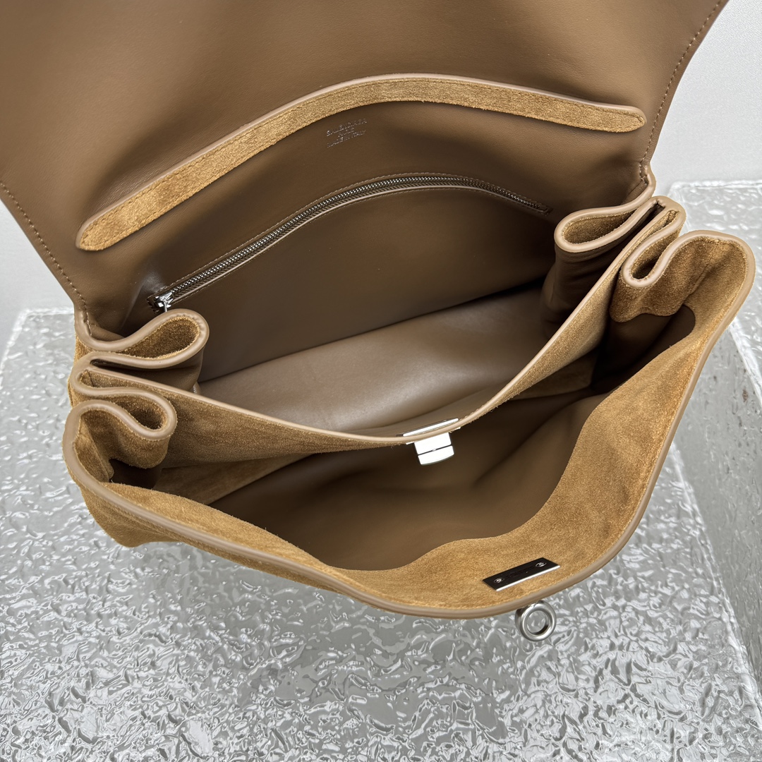 ｛中号磨砂焦糖色｝

𝐁𝐀𝐋𝐄𝐍𝐂𝐈𝐀𝐆➰𝐑𝐎𝐃𝐄𝐎 手袋
一眼就被这只巴黎世家rodeo麂皮包包狠狠拿捏 秋冬的颜色加上质感满满的麂皮材质，搭配简约金属扣，随性又不失精致，大容量设计超适合通勤或出游，背上去像把“高级感”焊在身上～

款号：92866
中号尺寸：底长35x高23x宽11cm  p1680

