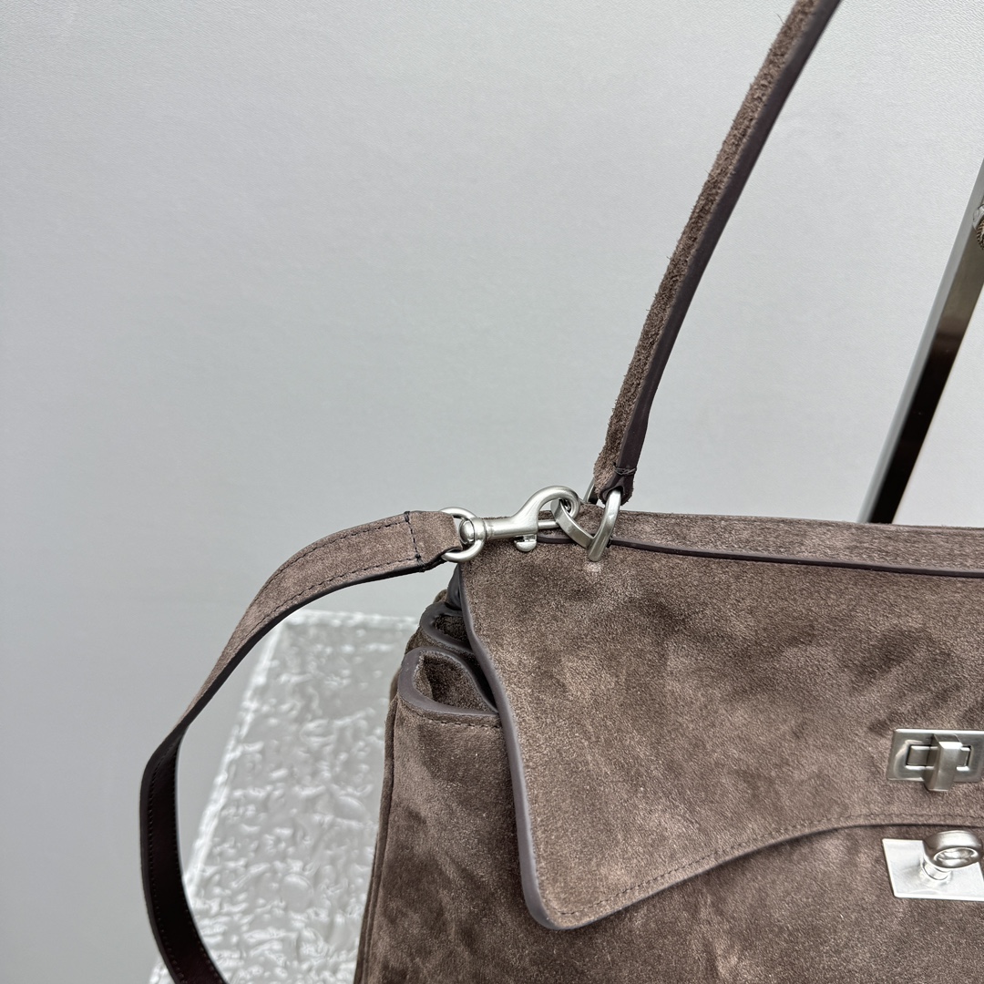 ｛中号磨砂深棕色｝

𝐁𝐀𝐋𝐄𝐍𝐂𝐈𝐀𝐆➰𝐑𝐎𝐃𝐄𝐎 手袋
一眼就被这只巴黎世家rodeo麂皮包包狠狠拿捏 秋冬的颜色加上质感满满的麂皮材质，搭配简约金属扣，随性又不失精致，大容量设计超适合通勤或出游，背上去像把“高级感”焊在身上～

款号：92866
中号尺寸：底长35x高23x宽11cm  p1680

