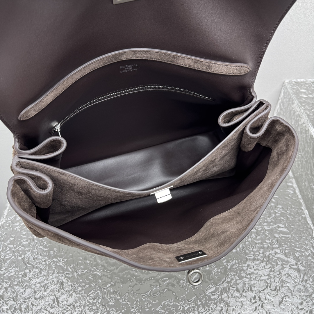 ｛中号磨砂深棕色｝

𝐁𝐀𝐋𝐄𝐍𝐂𝐈𝐀𝐆➰𝐑𝐎𝐃𝐄𝐎 手袋
一眼就被这只巴黎世家rodeo麂皮包包狠狠拿捏 秋冬的颜色加上质感满满的麂皮材质，搭配简约金属扣，随性又不失精致，大容量设计超适合通勤或出游，背上去像把“高级感”焊在身上～

款号：92866
中号尺寸：底长35x高23x宽11cm  p1680

