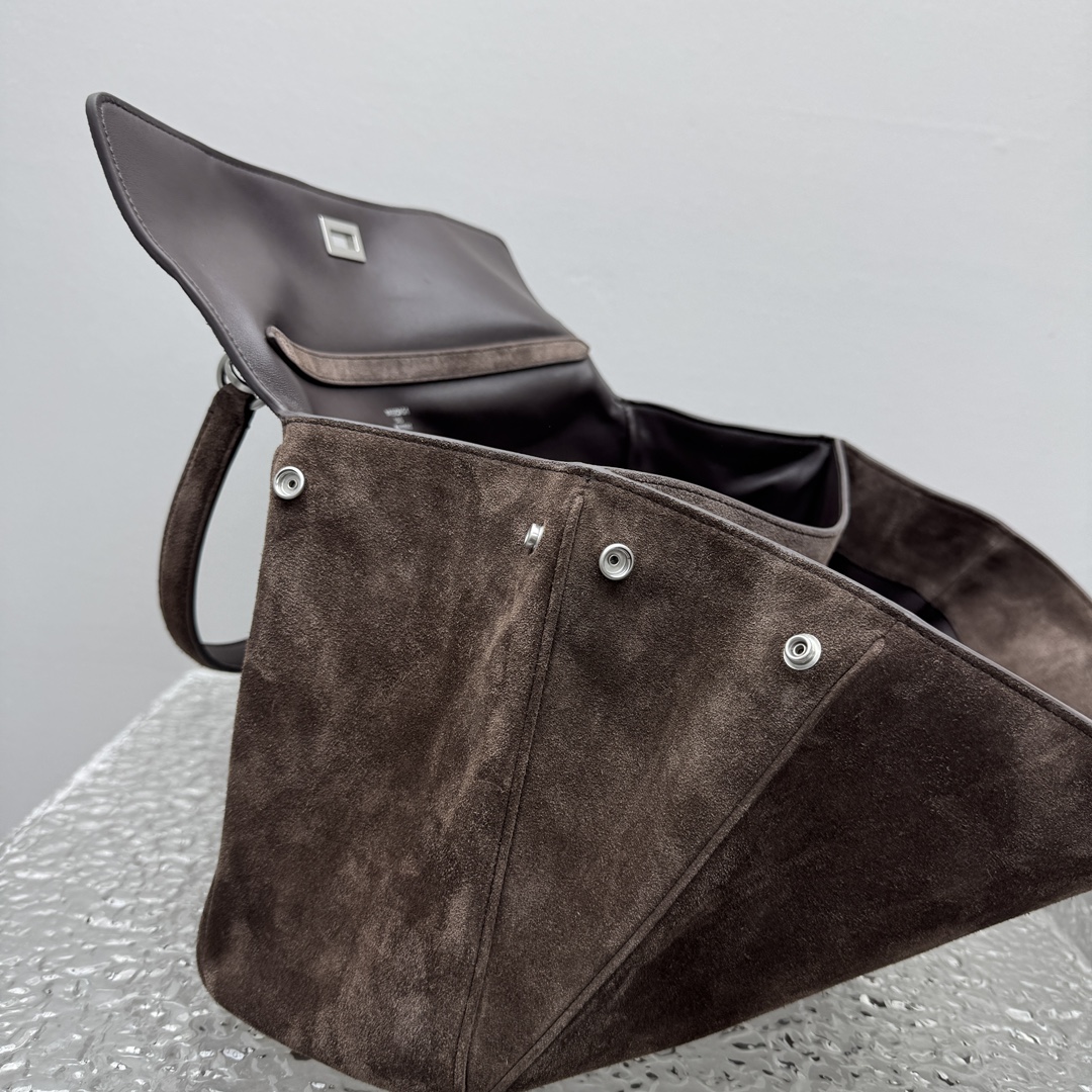 ｛中号磨砂深棕色｝

𝐁𝐀𝐋𝐄𝐍𝐂𝐈𝐀𝐆➰𝐑𝐎𝐃𝐄𝐎 手袋
一眼就被这只巴黎世家rodeo麂皮包包狠狠拿捏 秋冬的颜色加上质感满满的麂皮材质，搭配简约金属扣，随性又不失精致，大容量设计超适合通勤或出游，背上去像把“高级感”焊在身上～

款号：92866
中号尺寸：底长35x高23x宽11cm  p1680

