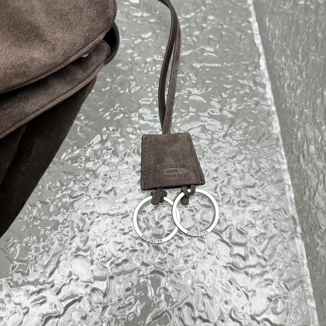 ｛中号磨砂深棕色｝

𝐁𝐀𝐋𝐄𝐍𝐂𝐈𝐀𝐆➰𝐑𝐎𝐃𝐄𝐎 手袋
一眼就被这只巴黎世家rodeo麂皮包包狠狠拿捏 秋冬的颜色加上质感满满的麂皮材质，搭配简约金属扣，随性又不失精致，大容量设计超适合通勤或出游，背上去像把“高级感”焊在身上～

款号：92866
中号尺寸：底长35x高23x宽11cm  p1680

