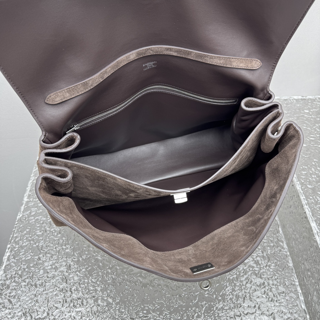 ｛大号磨砂深棕色｝

𝐁𝐀𝐋𝐄𝐍𝐂𝐈𝐀𝐆➰𝐑𝐎𝐃𝐄𝐎 手袋
一眼就被这只巴黎世家rodeo麂皮包包狠狠拿捏 秋冬的颜色加上质感满满的麂皮材质，搭配简约金属扣，随性又不失精致，大容量设计超适合通勤或出游，背上去像把“高级感”焊在身上～

款号：92866
大号尺寸：底长40x高30x宽13cm  p1880