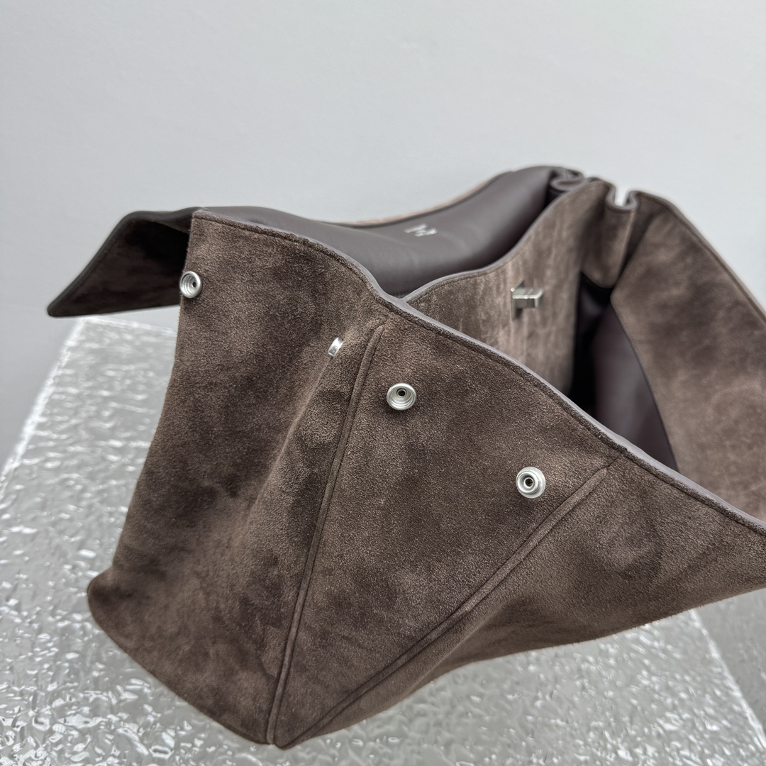 ｛大号磨砂深棕色｝

𝐁𝐀𝐋𝐄𝐍𝐂𝐈𝐀𝐆➰𝐑𝐎𝐃𝐄𝐎 手袋
一眼就被这只巴黎世家rodeo麂皮包包狠狠拿捏 秋冬的颜色加上质感满满的麂皮材质，搭配简约金属扣，随性又不失精致，大容量设计超适合通勤或出游，背上去像把“高级感”焊在身上～

款号：92866
大号尺寸：底长40x高30x宽13cm  p1880