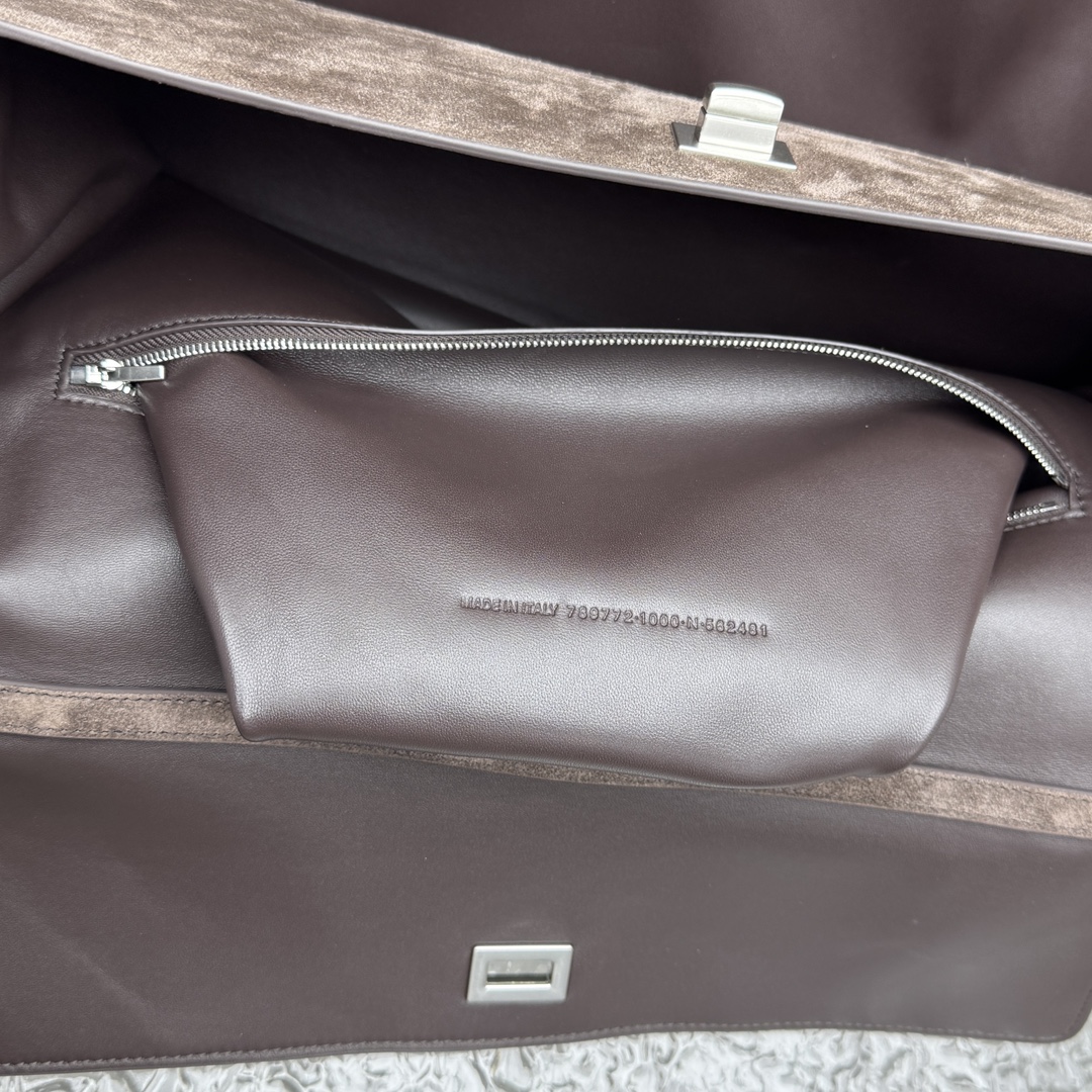 ｛大号磨砂深棕色｝

𝐁𝐀𝐋𝐄𝐍𝐂𝐈𝐀𝐆➰𝐑𝐎𝐃𝐄𝐎 手袋
一眼就被这只巴黎世家rodeo麂皮包包狠狠拿捏 秋冬的颜色加上质感满满的麂皮材质，搭配简约金属扣，随性又不失精致，大容量设计超适合通勤或出游，背上去像把“高级感”焊在身上～

款号：92866
大号尺寸：底长40x高30x宽13cm  p1880