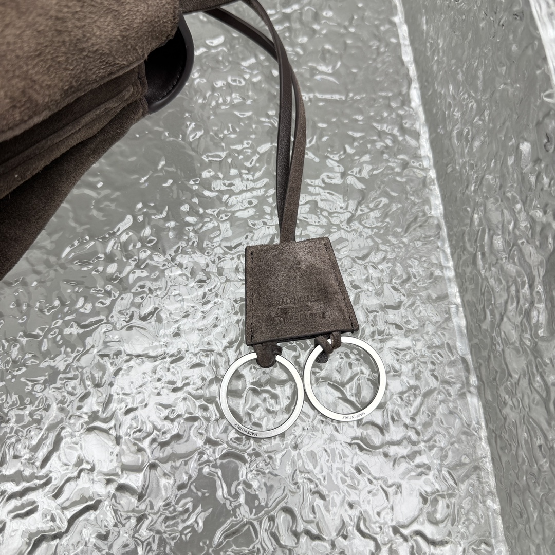 ｛大号磨砂深棕色｝

𝐁𝐀𝐋𝐄𝐍𝐂𝐈𝐀𝐆➰𝐑𝐎𝐃𝐄𝐎 手袋
一眼就被这只巴黎世家rodeo麂皮包包狠狠拿捏 秋冬的颜色加上质感满满的麂皮材质，搭配简约金属扣，随性又不失精致，大容量设计超适合通勤或出游，背上去像把“高级感”焊在身上～

款号：92866
大号尺寸：底长40x高30x宽13cm  p1880