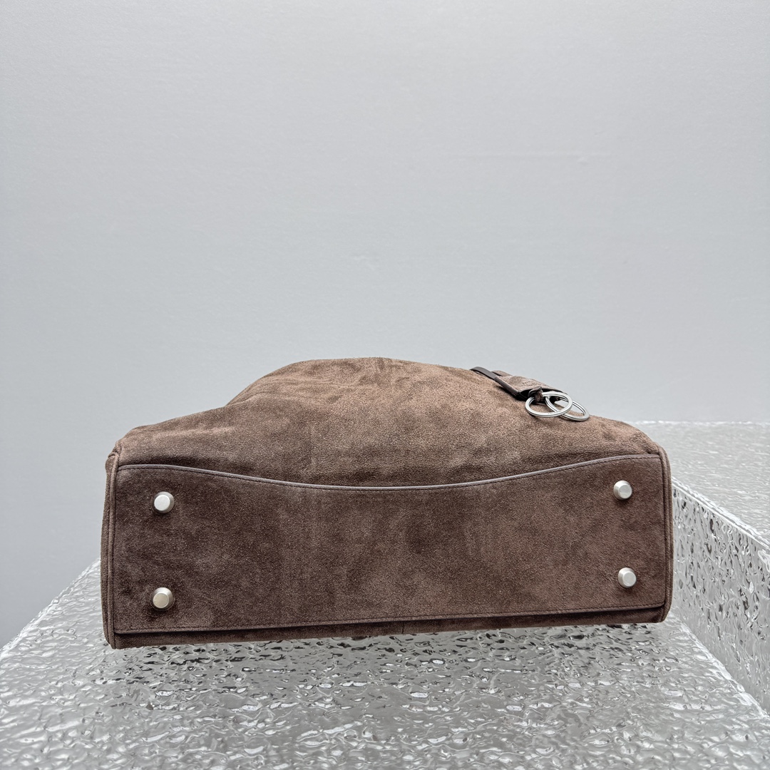 ｛大号磨砂深棕色｝

𝐁𝐀𝐋𝐄𝐍𝐂𝐈𝐀𝐆➰𝐑𝐎𝐃𝐄𝐎 手袋
一眼就被这只巴黎世家rodeo麂皮包包狠狠拿捏 秋冬的颜色加上质感满满的麂皮材质，搭配简约金属扣，随性又不失精致，大容量设计超适合通勤或出游，背上去像把“高级感”焊在身上～

款号：92866
大号尺寸：底长40x高30x宽13cm  p1880