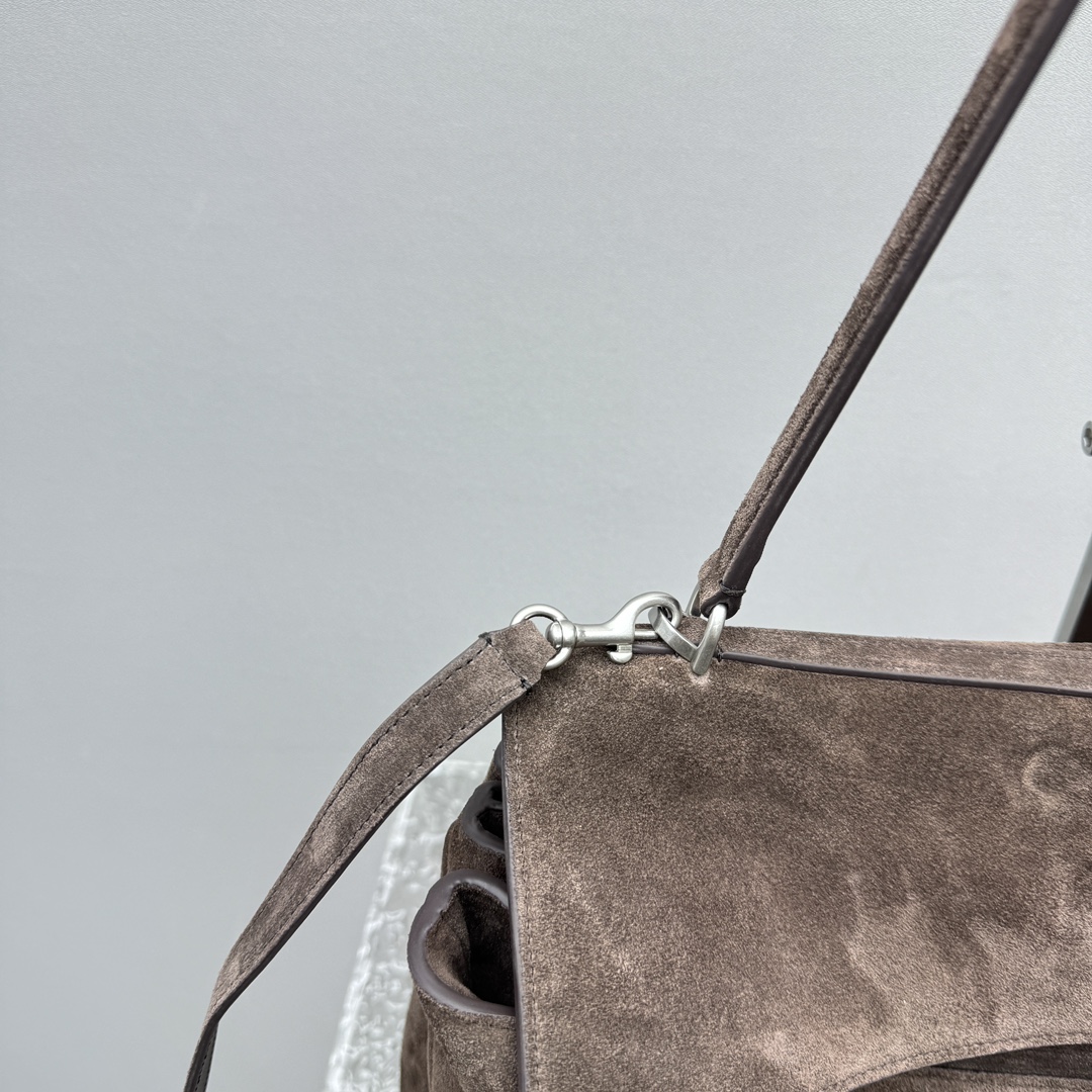 ｛大号磨砂深棕色｝

𝐁𝐀𝐋𝐄𝐍𝐂𝐈𝐀𝐆➰𝐑𝐎𝐃𝐄𝐎 手袋
一眼就被这只巴黎世家rodeo麂皮包包狠狠拿捏 秋冬的颜色加上质感满满的麂皮材质，搭配简约金属扣，随性又不失精致，大容量设计超适合通勤或出游，背上去像把“高级感”焊在身上～

款号：92866
大号尺寸：底长40x高30x宽13cm  p1880