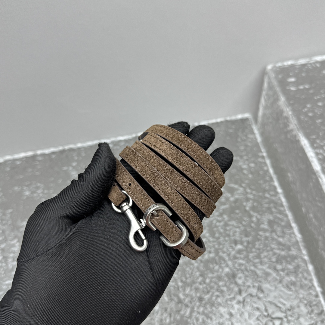 ｛迷你磨砂深棕色｝

𝐁𝐀𝐋𝐄𝐍𝐂𝐈𝐀𝐆➰𝐑𝐎𝐃𝐄𝐎 手袋
一眼就被这只巴黎世家rodeo麂皮包包狠狠拿捏 秋冬的颜色加上质感满满的麂皮材质，搭配简约金属扣，随性又不失精致，大容量设计超适合通勤或出游，背上去像把“高级感”焊在身上～

款号：92866
迷你尺寸：底长23x高10x宽8cm   p1180