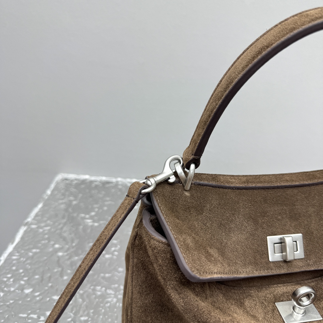 ｛迷你磨砂深棕色｝

𝐁𝐀𝐋𝐄𝐍𝐂𝐈𝐀𝐆➰𝐑𝐎𝐃𝐄𝐎 手袋
一眼就被这只巴黎世家rodeo麂皮包包狠狠拿捏 秋冬的颜色加上质感满满的麂皮材质，搭配简约金属扣，随性又不失精致，大容量设计超适合通勤或出游，背上去像把“高级感”焊在身上～

款号：92866
迷你尺寸：底长23x高10x宽8cm   p1180