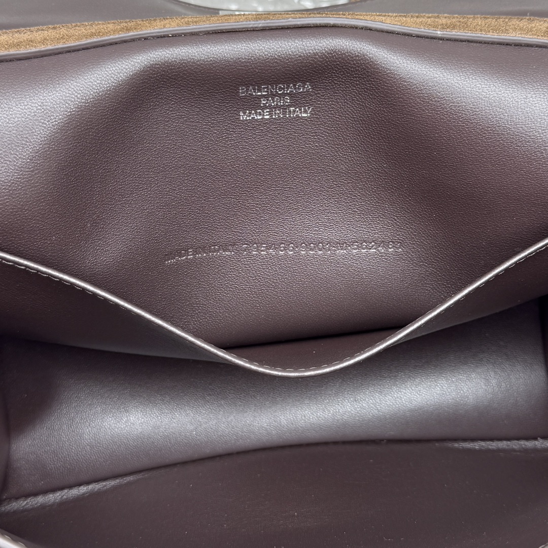 ｛迷你磨砂深棕色｝

𝐁𝐀𝐋𝐄𝐍𝐂𝐈𝐀𝐆➰𝐑𝐎𝐃𝐄𝐎 手袋
一眼就被这只巴黎世家rodeo麂皮包包狠狠拿捏 秋冬的颜色加上质感满满的麂皮材质，搭配简约金属扣，随性又不失精致，大容量设计超适合通勤或出游，背上去像把“高级感”焊在身上～

款号：92866
迷你尺寸：底长23x高10x宽8cm   p1180