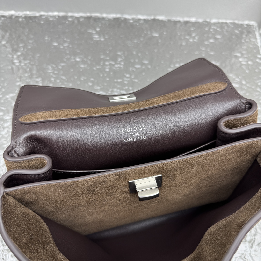 ｛迷你磨砂深棕色｝

𝐁𝐀𝐋𝐄𝐍𝐂𝐈𝐀𝐆➰𝐑𝐎𝐃𝐄𝐎 手袋
一眼就被这只巴黎世家rodeo麂皮包包狠狠拿捏 秋冬的颜色加上质感满满的麂皮材质，搭配简约金属扣，随性又不失精致，大容量设计超适合通勤或出游，背上去像把“高级感”焊在身上～

款号：92866
迷你尺寸：底长23x高10x宽8cm   p1180