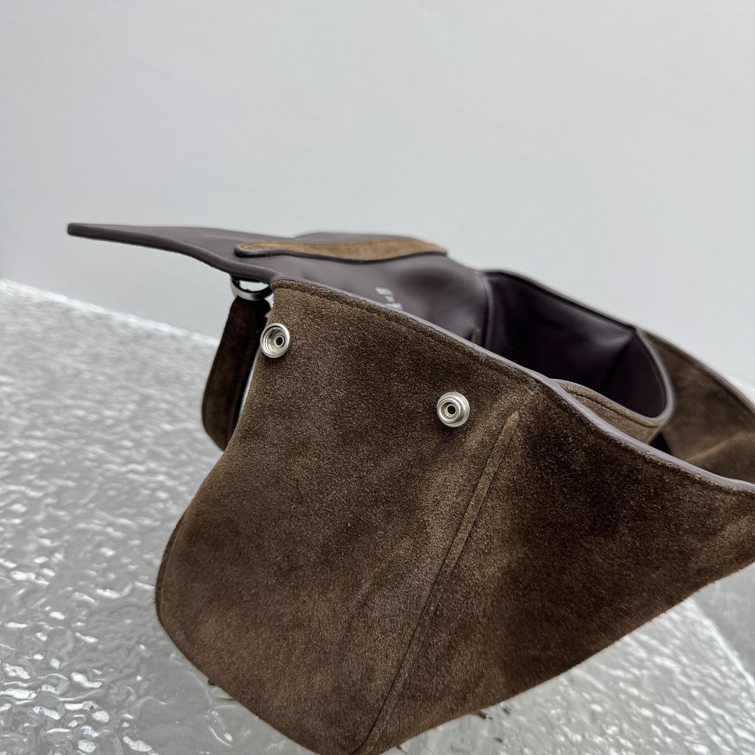 ｛迷你磨砂深棕色｝

𝐁𝐀𝐋𝐄𝐍𝐂𝐈𝐀𝐆➰𝐑𝐎𝐃𝐄𝐎 手袋
一眼就被这只巴黎世家rodeo麂皮包包狠狠拿捏 秋冬的颜色加上质感满满的麂皮材质，搭配简约金属扣，随性又不失精致，大容量设计超适合通勤或出游，背上去像把“高级感”焊在身上～

款号：92866
迷你尺寸：底长23x高10x宽8cm   p1180