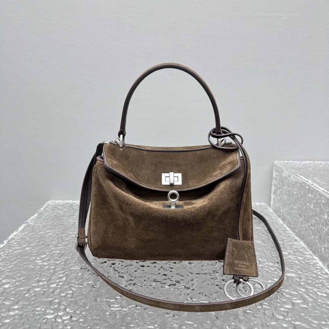 ｛迷你磨砂深棕色｝

𝐁𝐀𝐋𝐄𝐍𝐂𝐈𝐀𝐆➰𝐑𝐎𝐃𝐄𝐎 手袋
一眼就被这只巴黎世家rodeo麂皮包包狠狠拿捏 秋冬的颜色加上质感满满的麂皮材质，搭配简约金属扣，随性又不失精致，大容量设计超适合通勤或出游，背上去像把“高级感”焊在身上～

款号：92866
迷你尺寸：底长23x高10x宽8cm   p1180