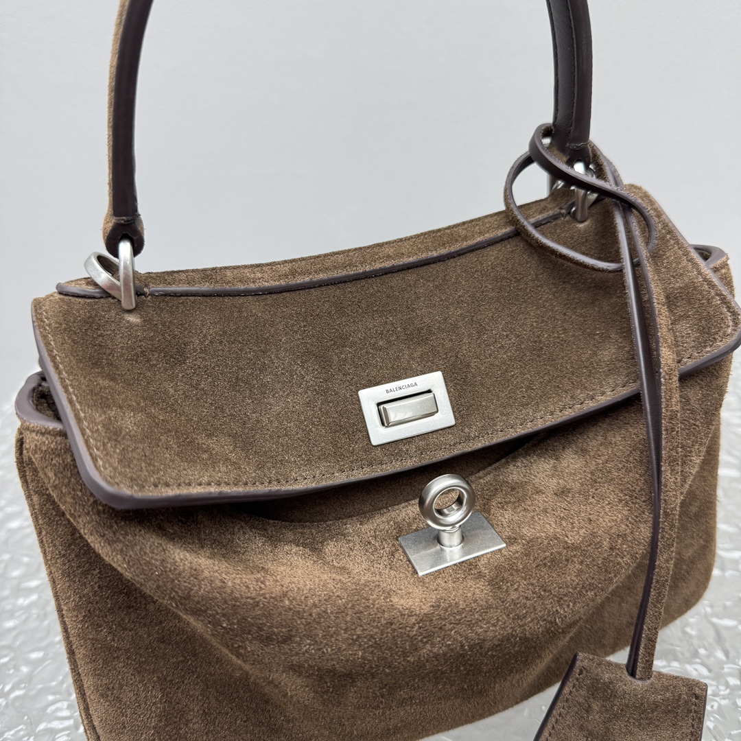 ｛迷你磨砂深棕色｝

𝐁𝐀𝐋𝐄𝐍𝐂𝐈𝐀𝐆➰𝐑𝐎𝐃𝐄𝐎 手袋
一眼就被这只巴黎世家rodeo麂皮包包狠狠拿捏 秋冬的颜色加上质感满满的麂皮材质，搭配简约金属扣，随性又不失精致，大容量设计超适合通勤或出游，背上去像把“高级感”焊在身上～

款号：92866
迷你尺寸：底长23x高10x宽8cm   p1180