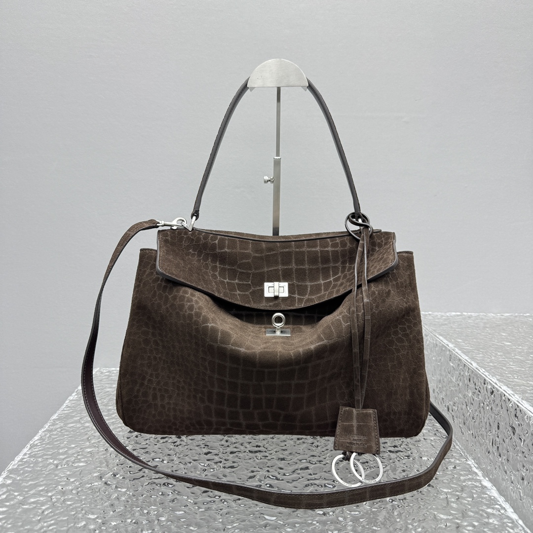 现货‼️‼️｛中号磨砂鳄鱼纹棕色｝

𝐁𝐀𝐋𝐄𝐍𝐂𝐈𝐀𝐆➰𝐑𝐎𝐃𝐄𝐎 鳄鱼纹手袋
秋冬新款系列包包🍂好炸裂的高级感，一眼就被这只巴黎世家rodeo麂皮鳄鱼纹包包狠狠拿捏 秋冬的颜色加上质感满满的麂皮材质，搭配简约金属扣，随性又不失精致，大容量设计超适合通勤或出游，背上去像把“高级感”焊在身上～

款号：92866
中号尺寸：底长35x高23x宽11cm  p1680
